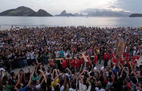 WYD 2013 - Cross carried through crowd