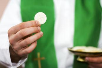 priest-eucharist-home-page-istock priest-eucharist-home-page-istock