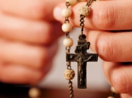 hands holding rosary