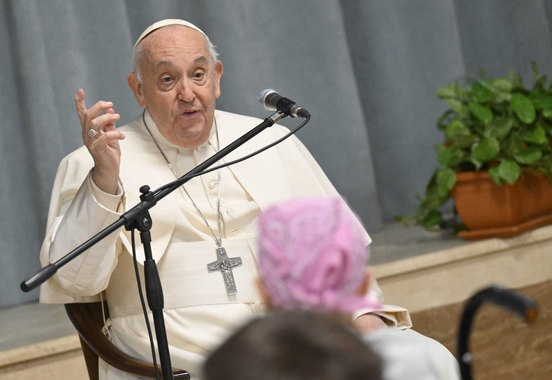 Pope turns Rome catechism class into 'school of prayer'