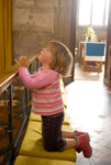 child-praying-in-church