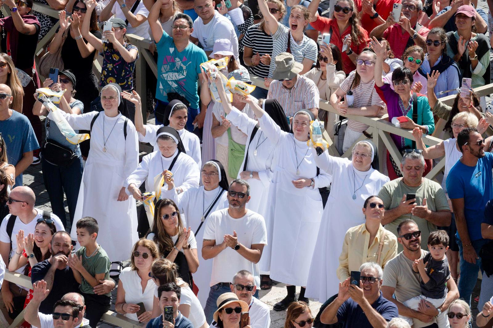 Sisters and other pilgrims in St Peter's Square