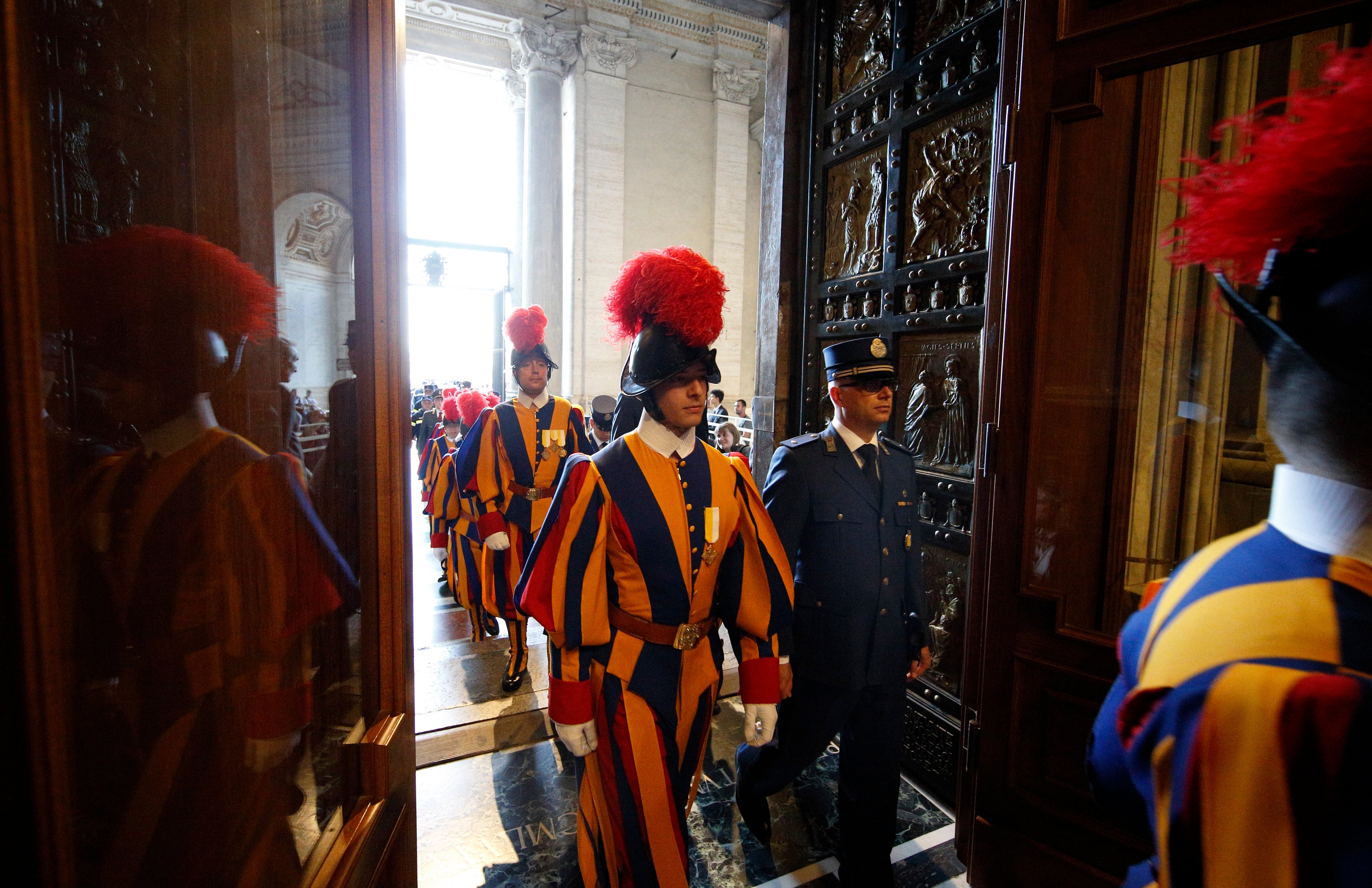 Swiss Guards and Vatican police pass through Holy Door in 2016
