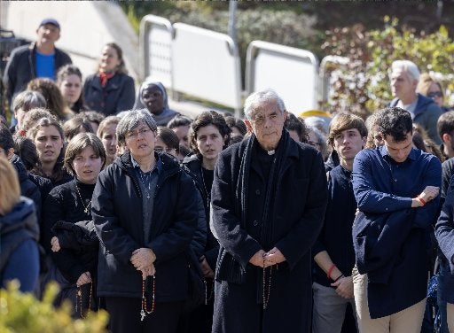 Priest leads prayers for pope at Gemelli hospital