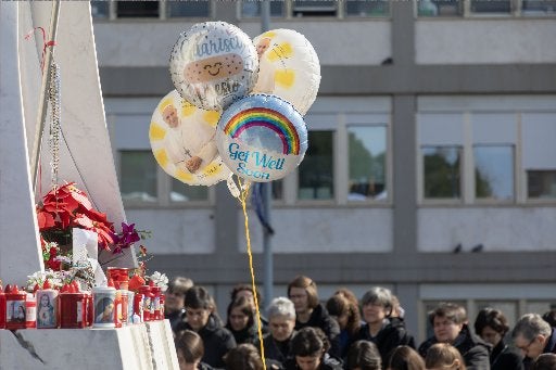 People pray for pope at Rome's Gemelli hospital