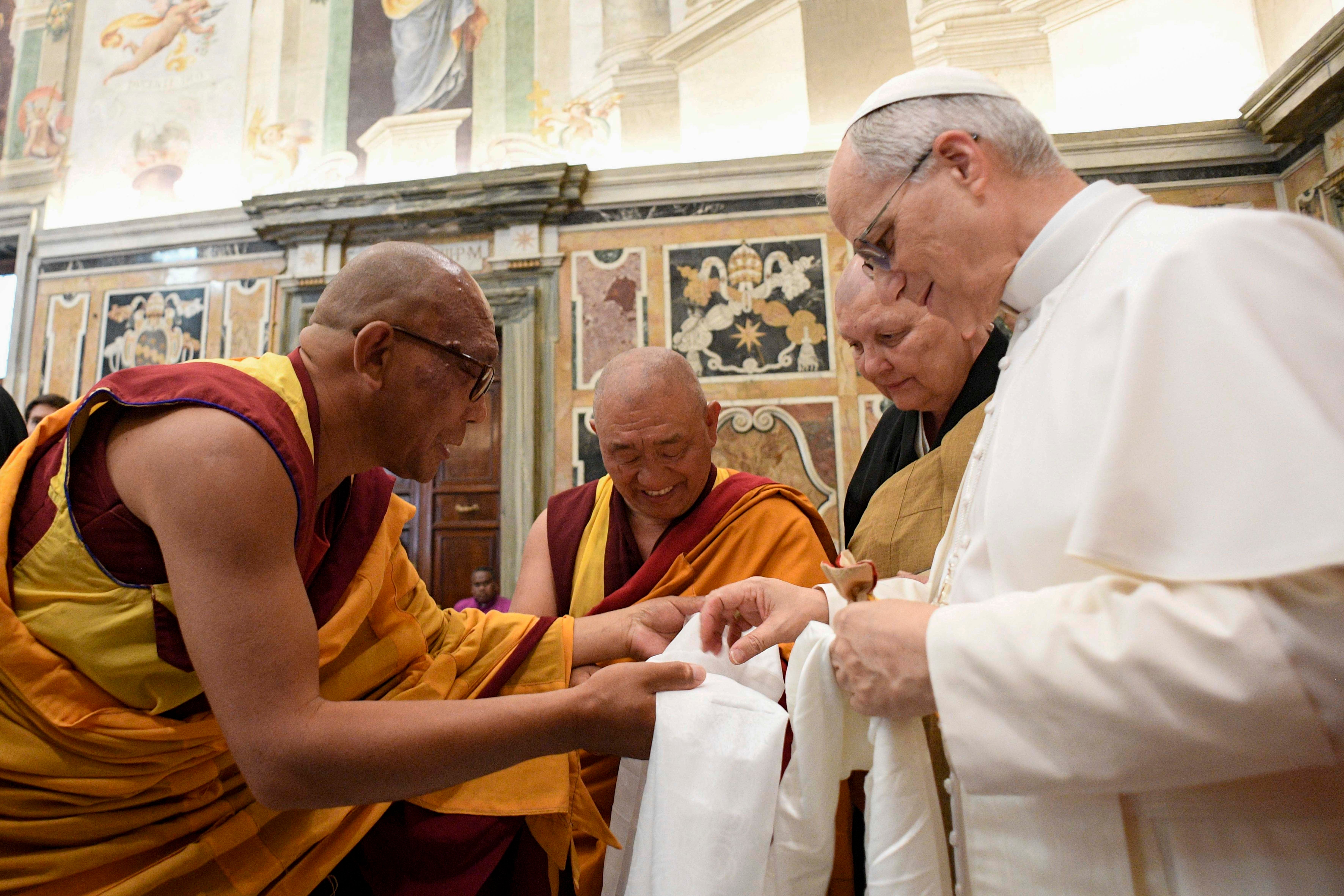 Pope Leo receives gifts from Buddhist monks