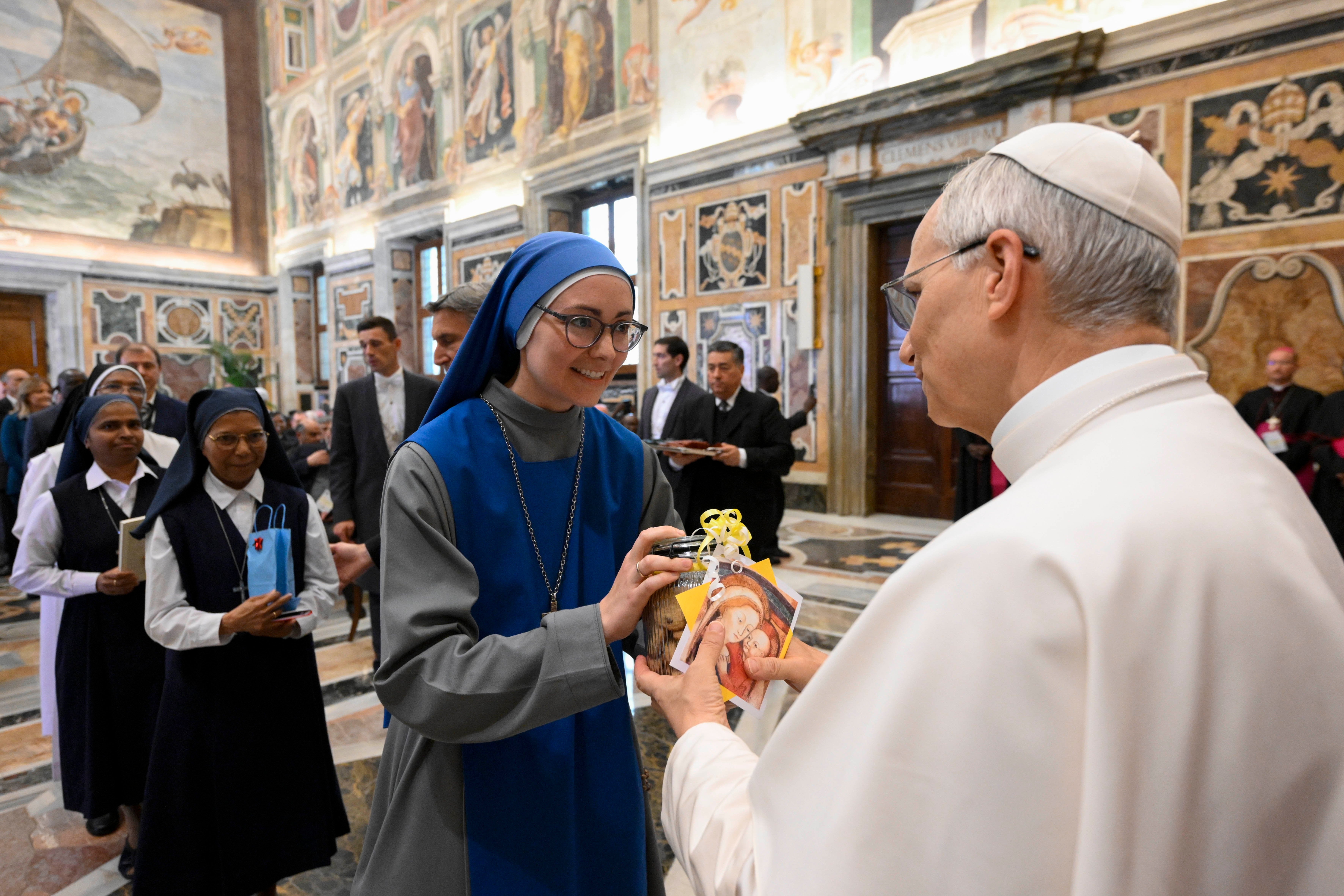 Religious sister gives Pope Leo a jar of cookies