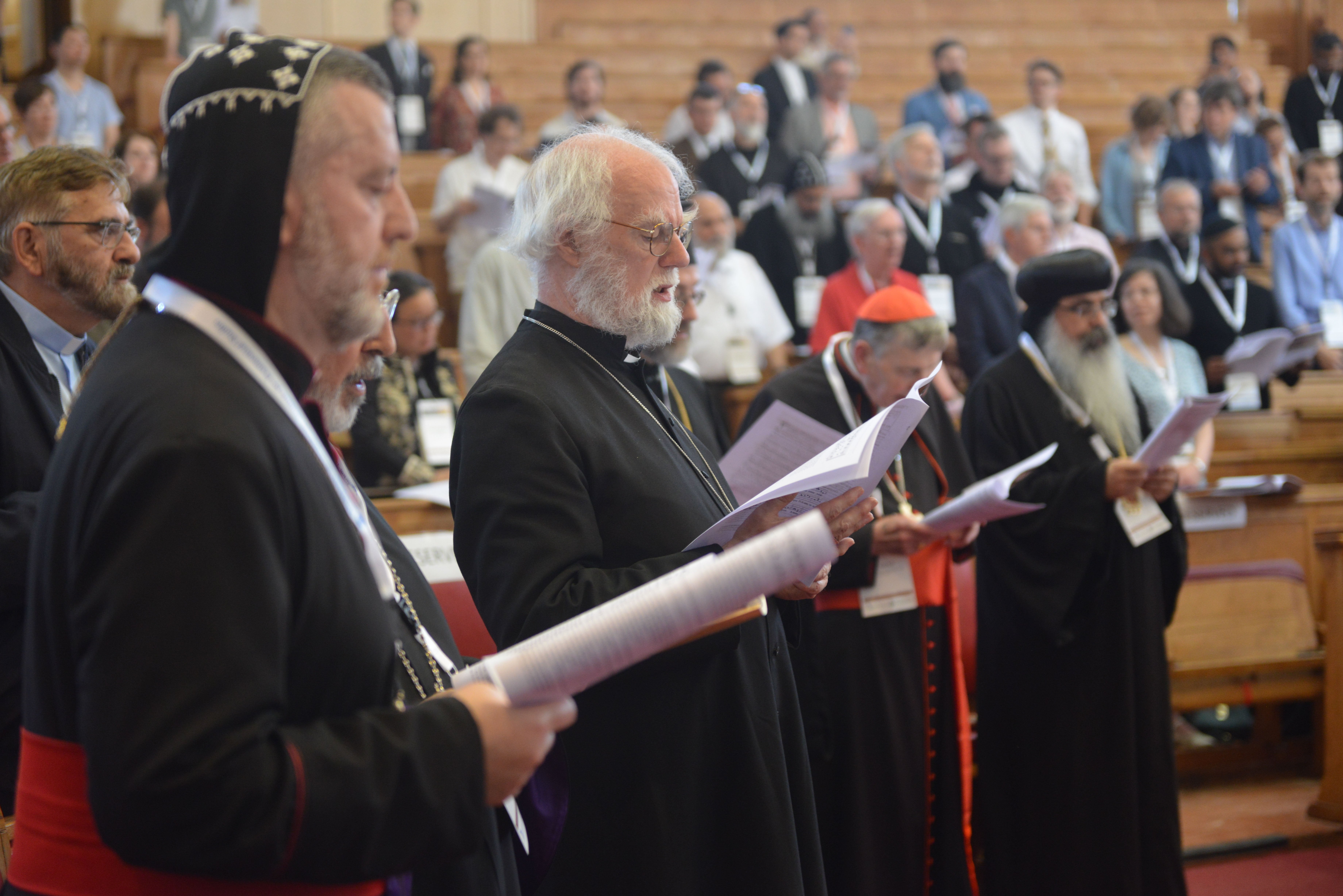 Christian leaders pray at Nicaea conference