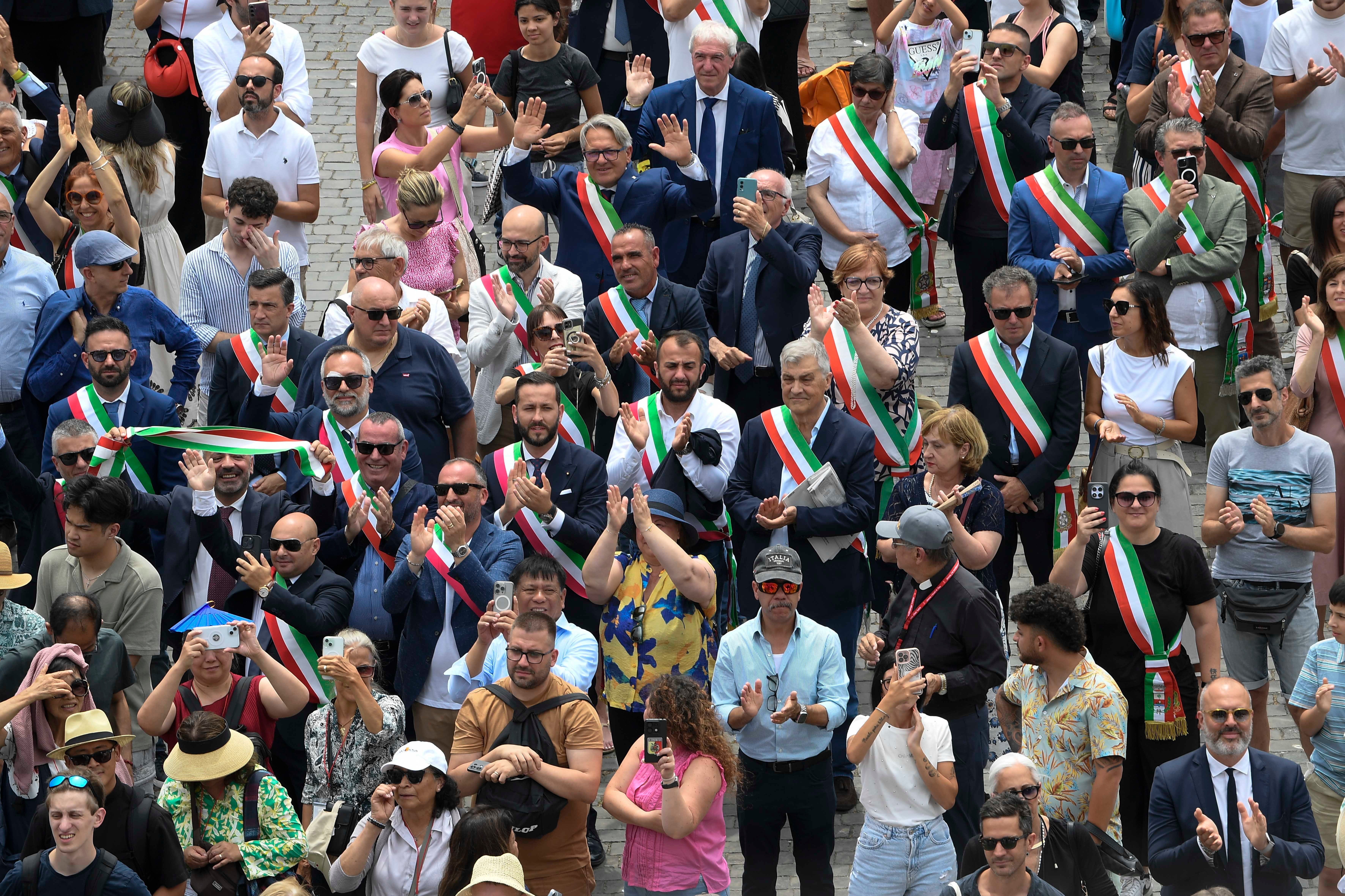 Crowd in St. Peter's Square applauds Pope Leo XIV