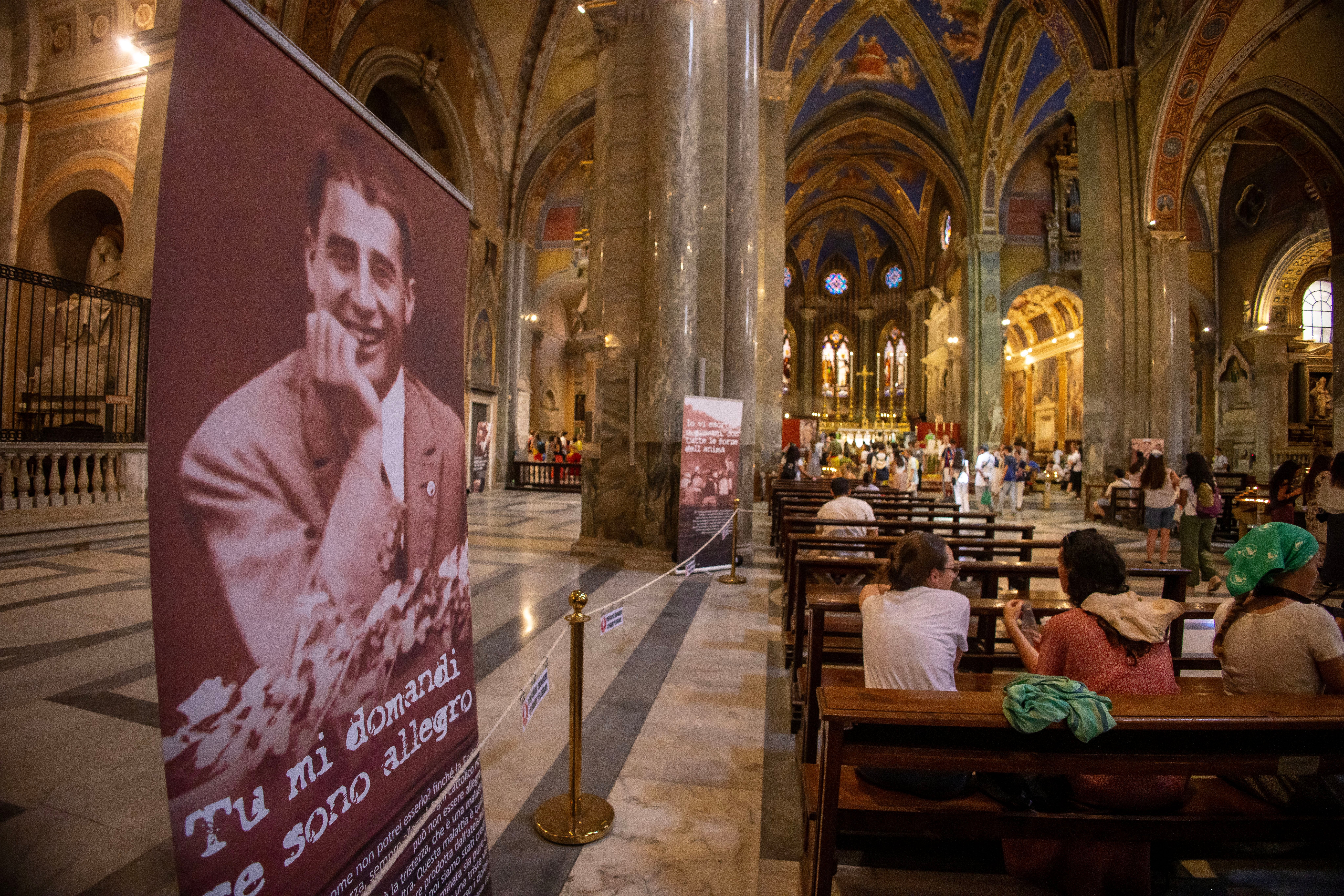 Young people pray by the relics of Blessed Pier Giorgio Frassati