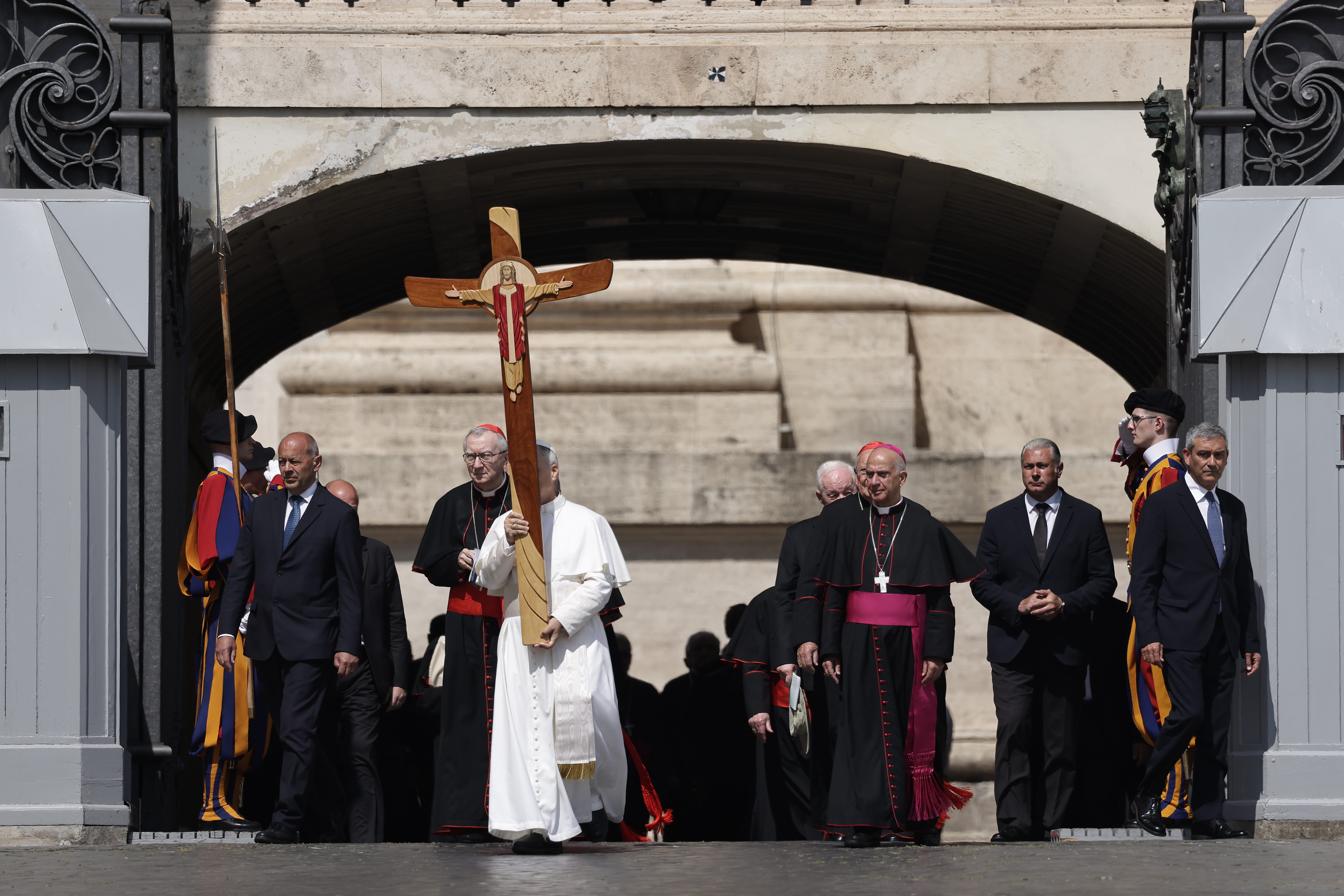 Pope Leo leads Curia procession to Holy Door during Jubilee