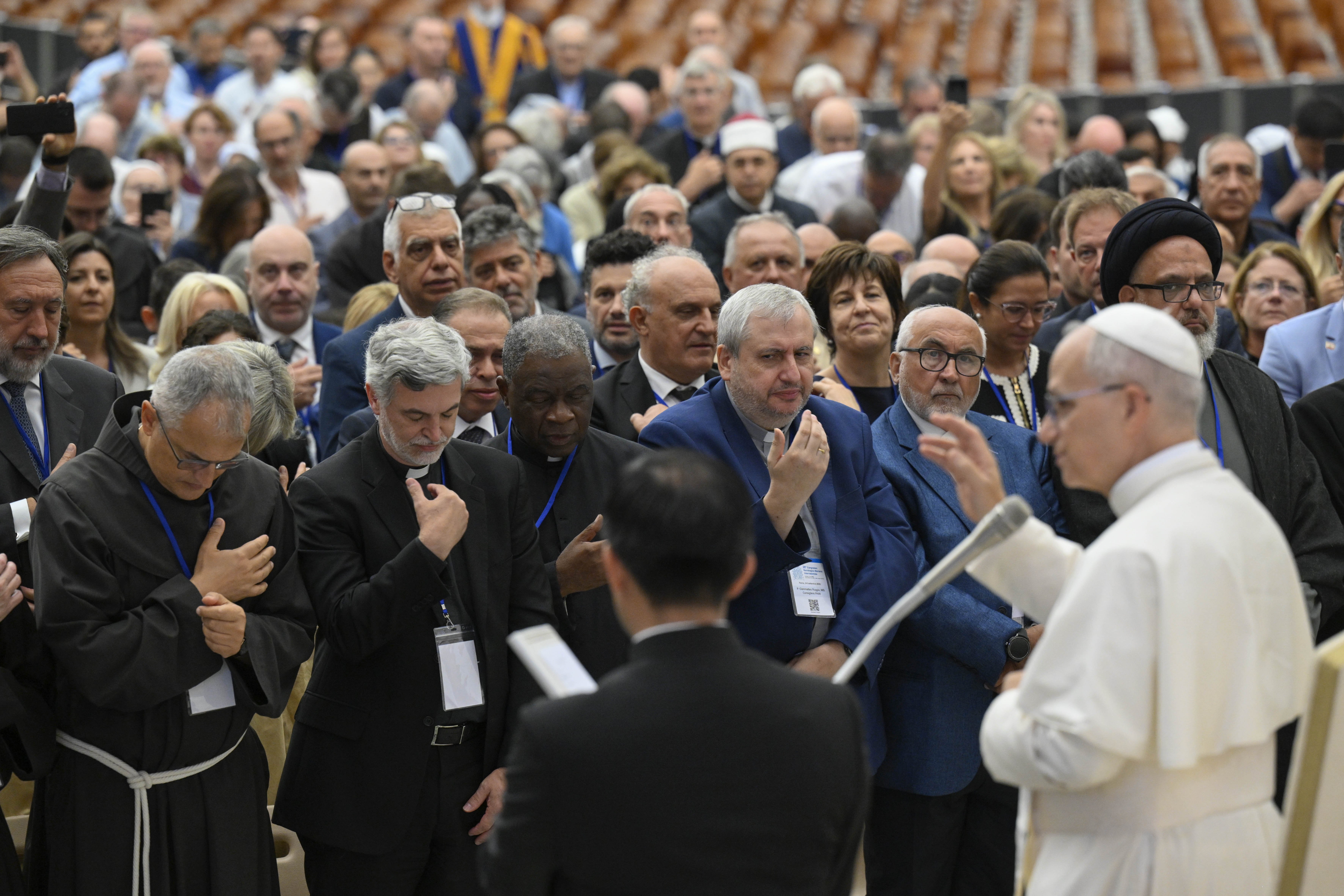 Pope Leo blesses scholars at the Marian conference
