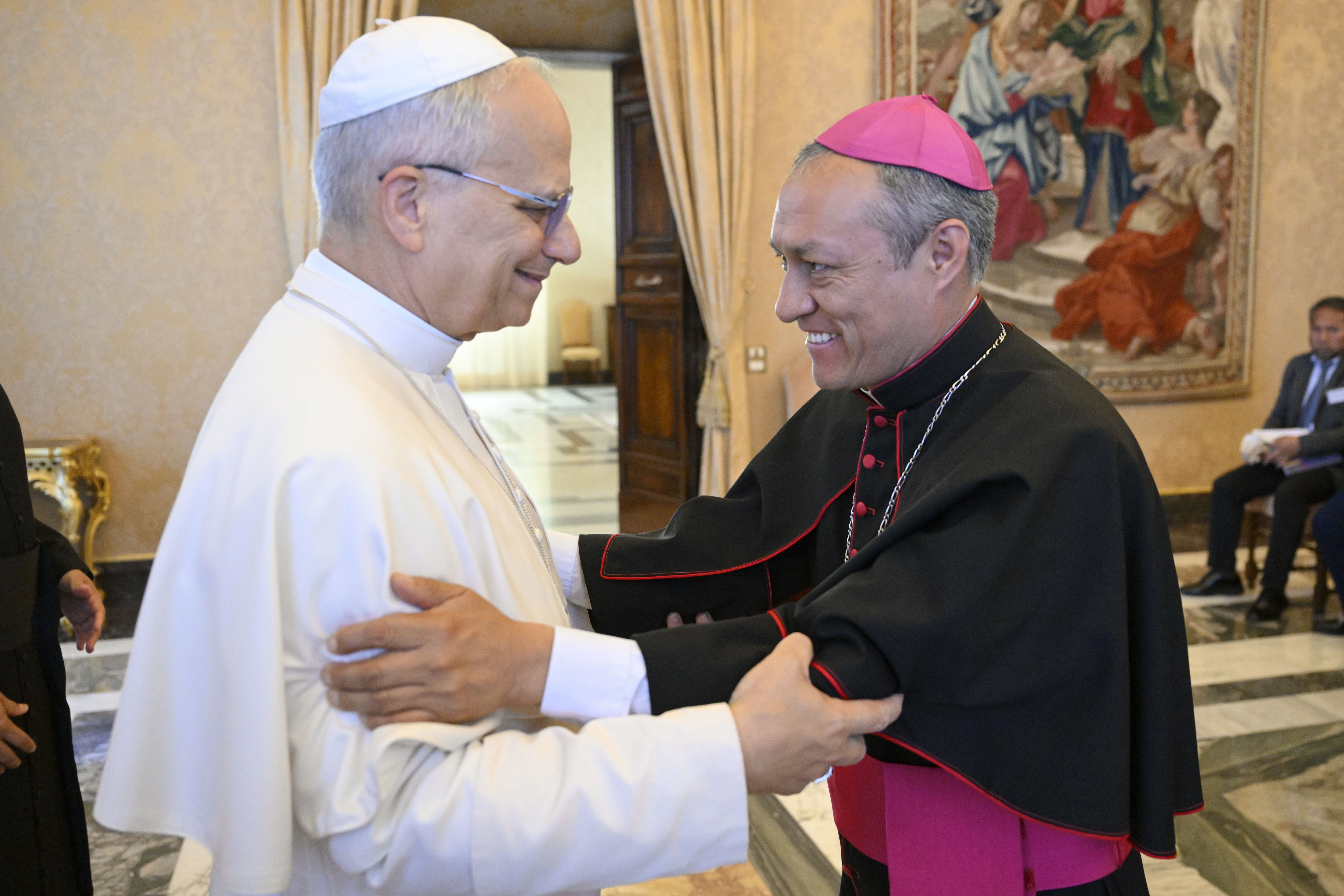 Pope Leo greets Peruvian Bishop Lizardo Estrada
