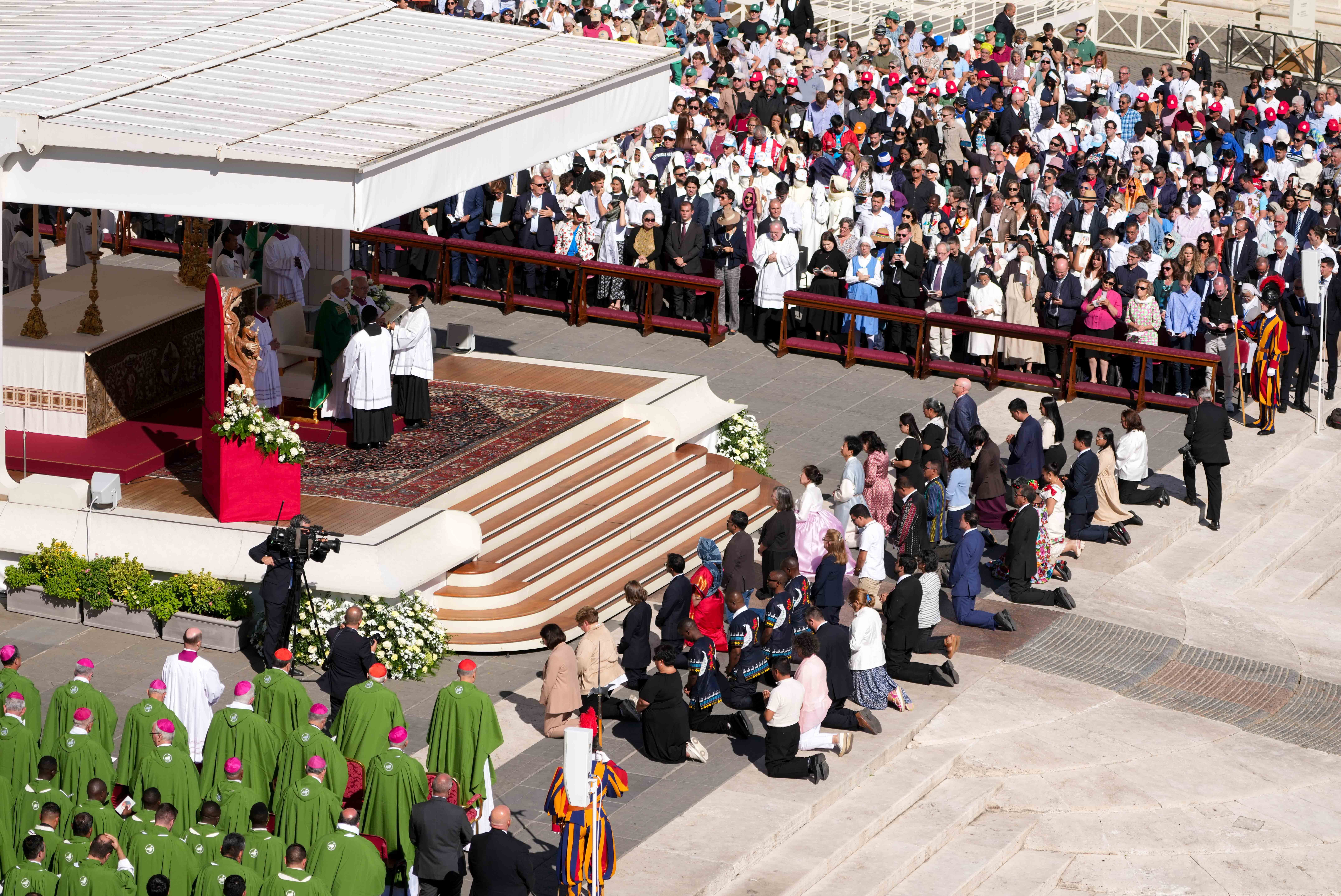 Pope Leo installs 39 catechists