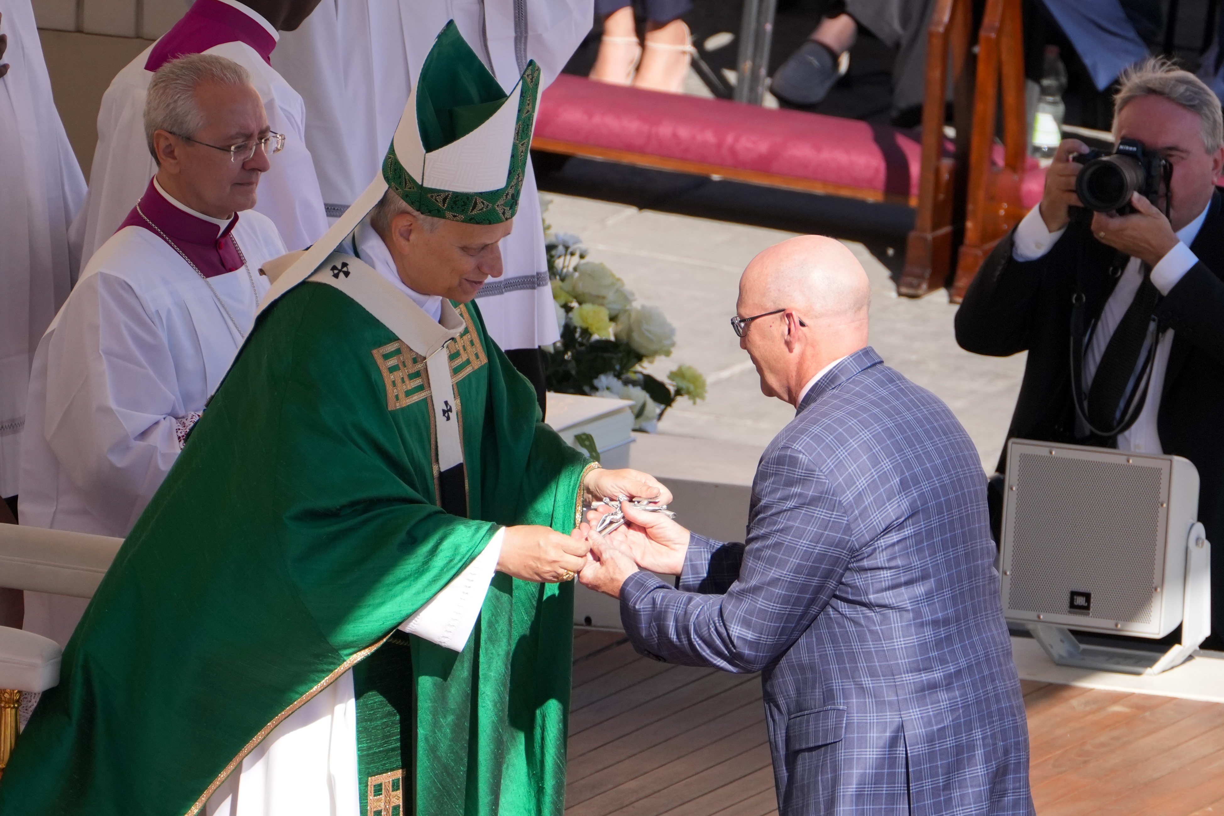 Pope Leo gives crucifix to David Spesia