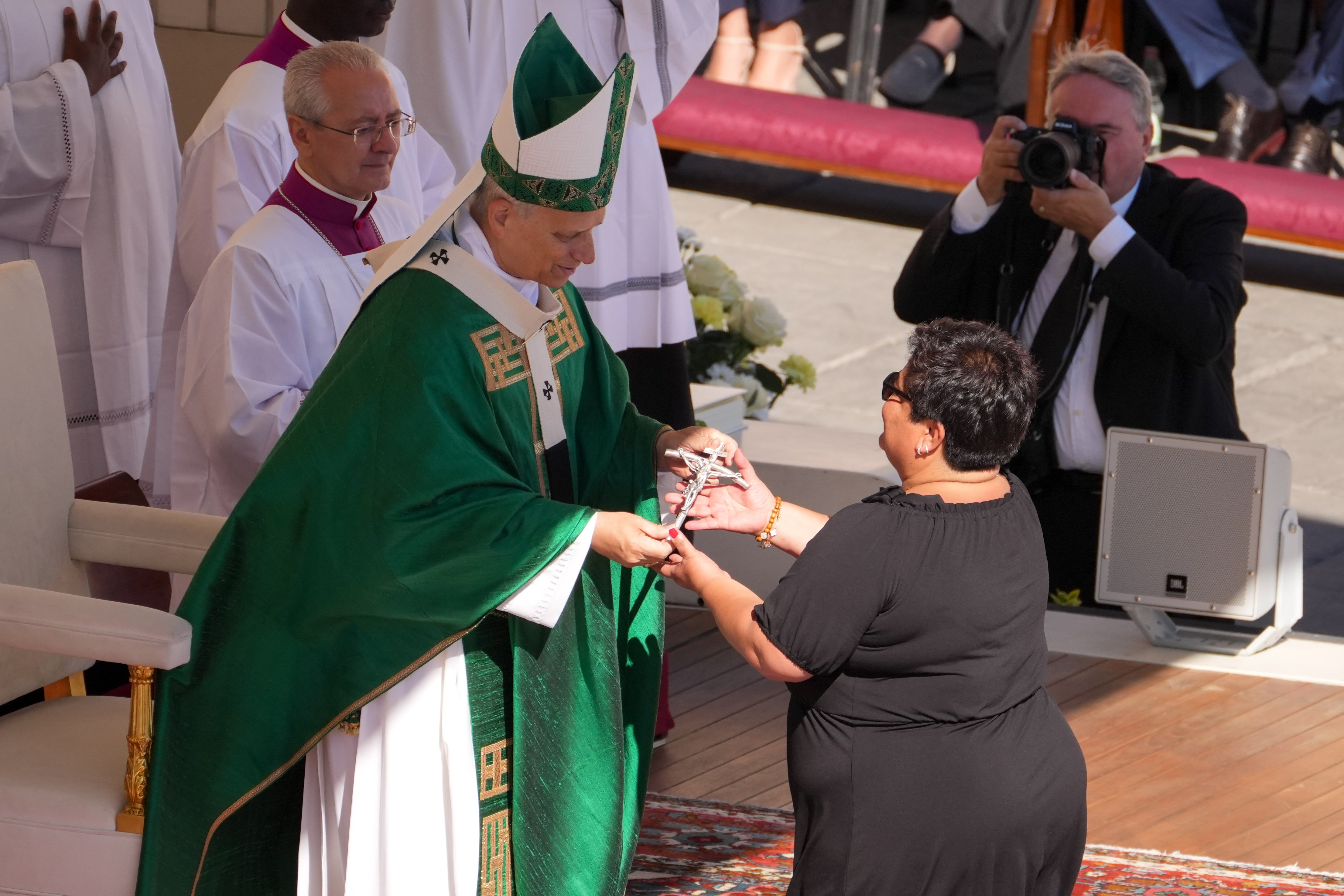 Pope Leo gives crucifix to Marilyn Santos