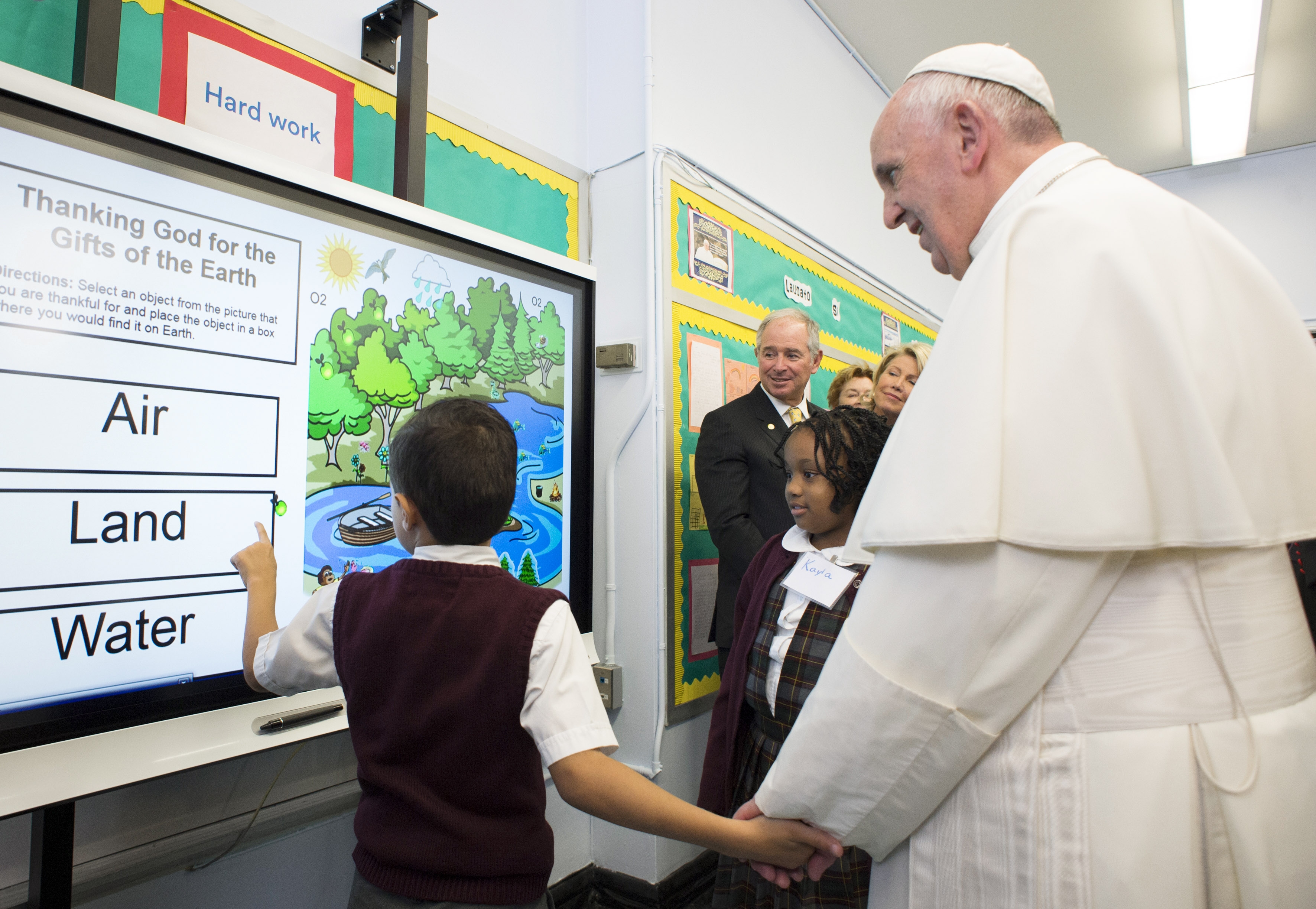 Student in New York in 2015 shows Pope Francis an ecology lesson