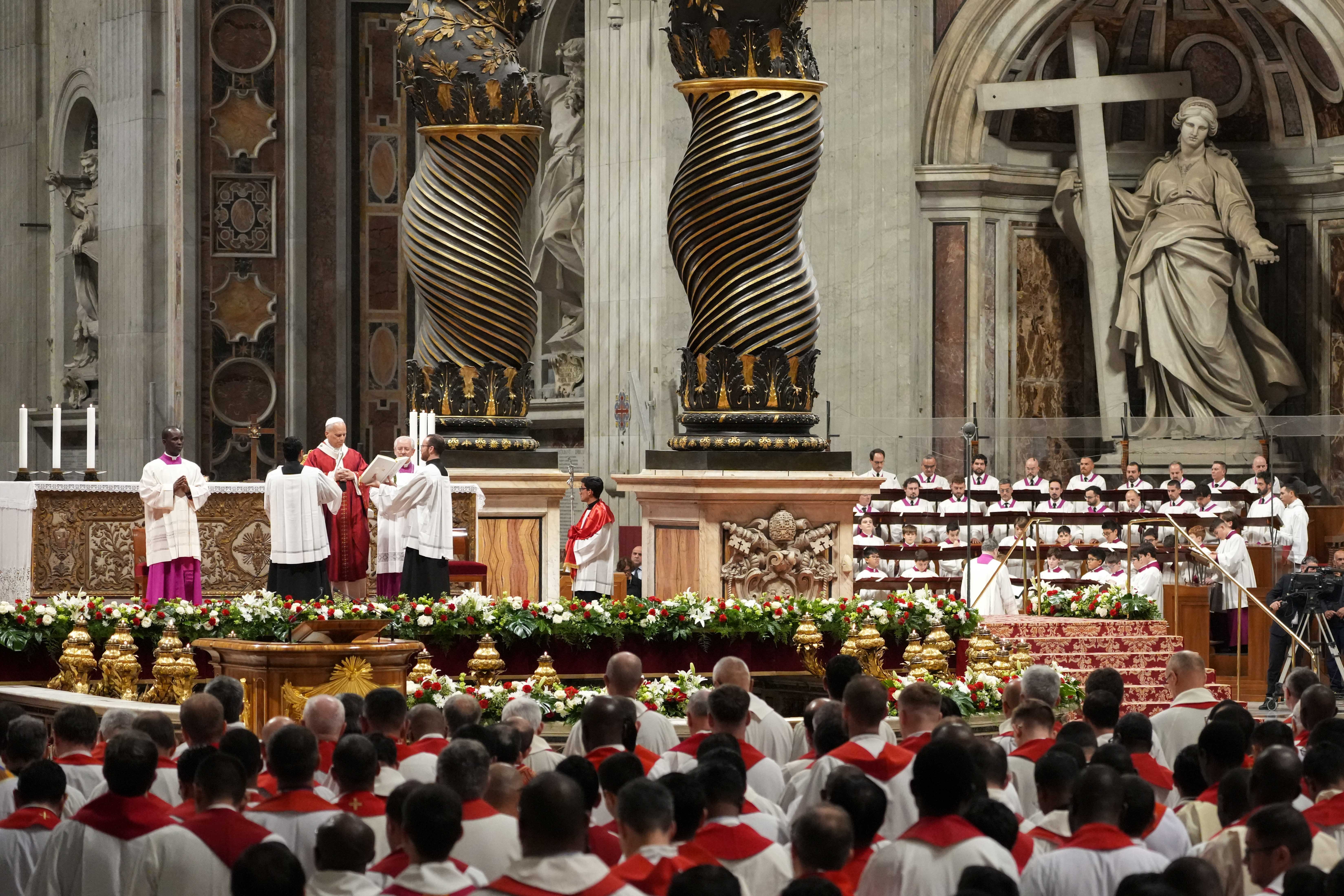 Pope Leo celebrates Mass with university students