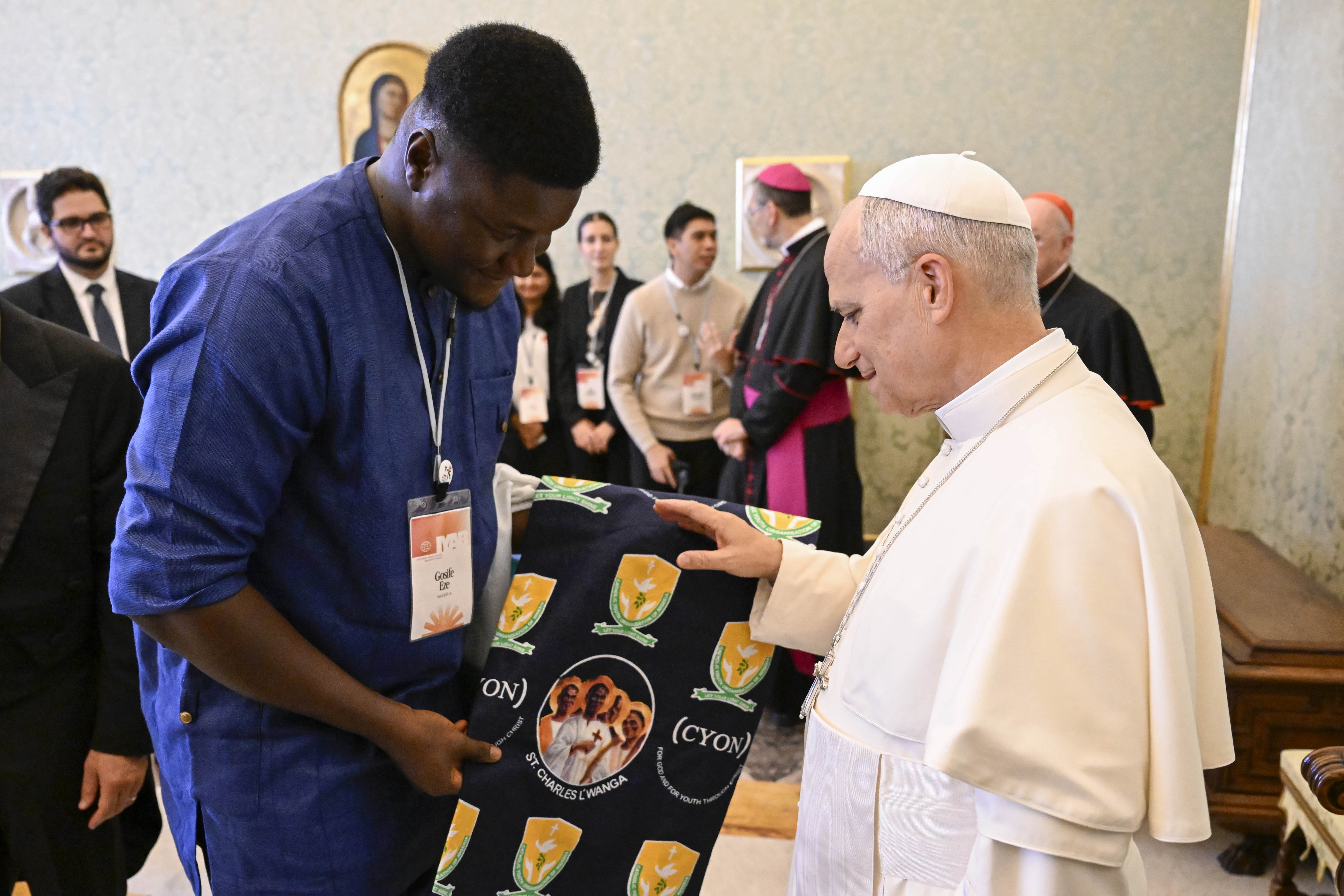Young Nigerian gives Pope Leo a gift