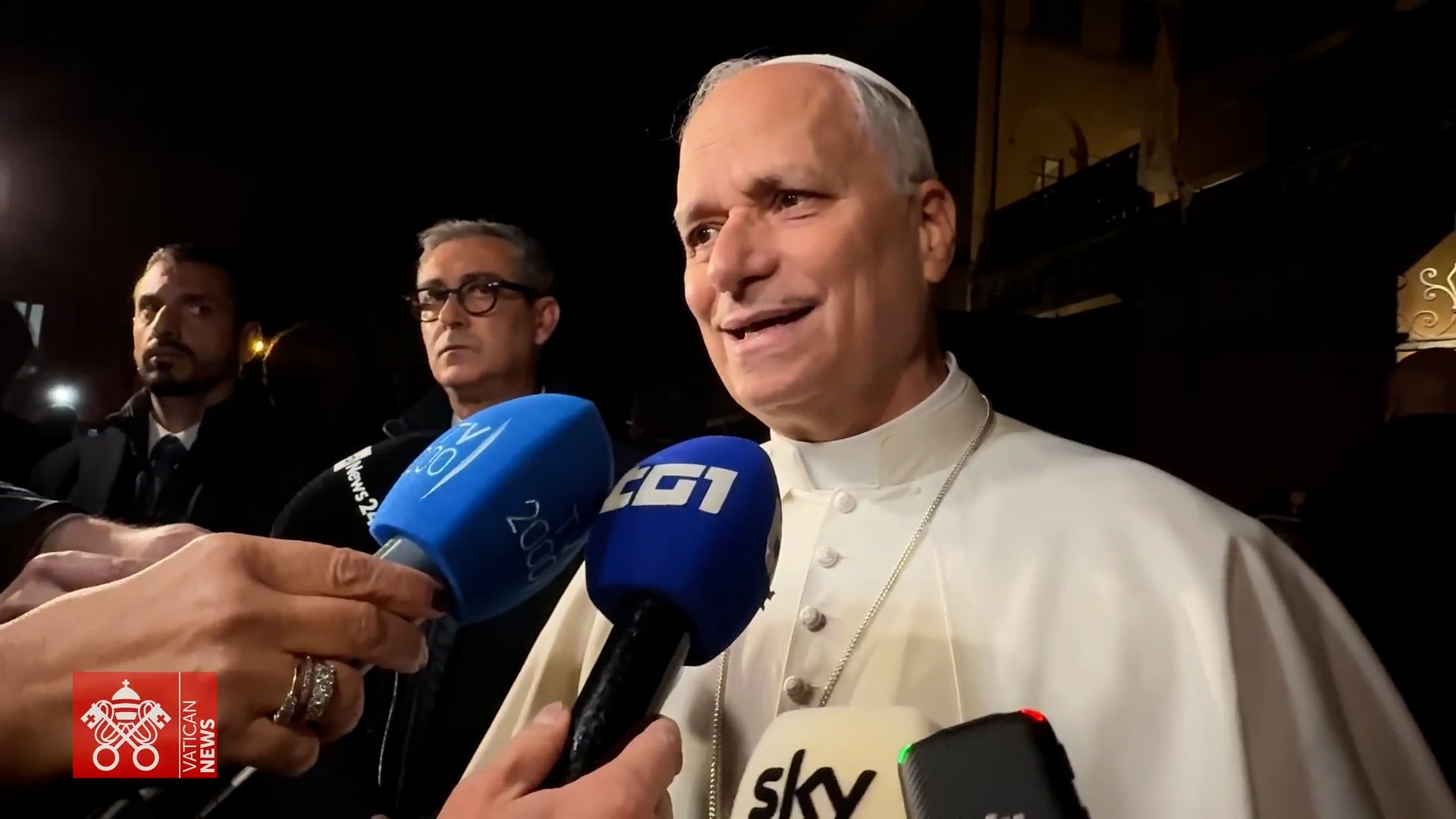 Pope Leo with reporters in Castel Gandolfo