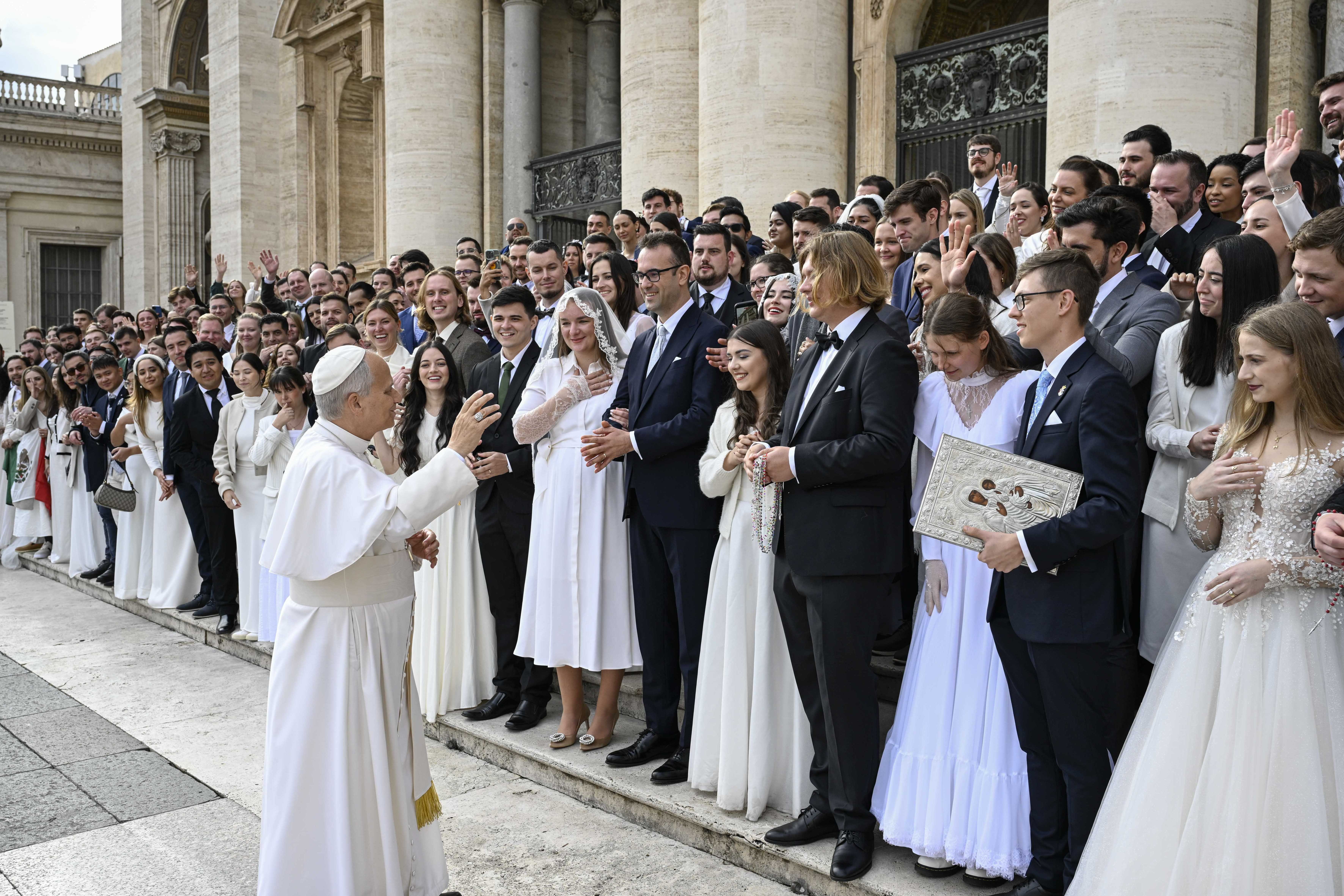 Pope Leo blesses newlyweds 