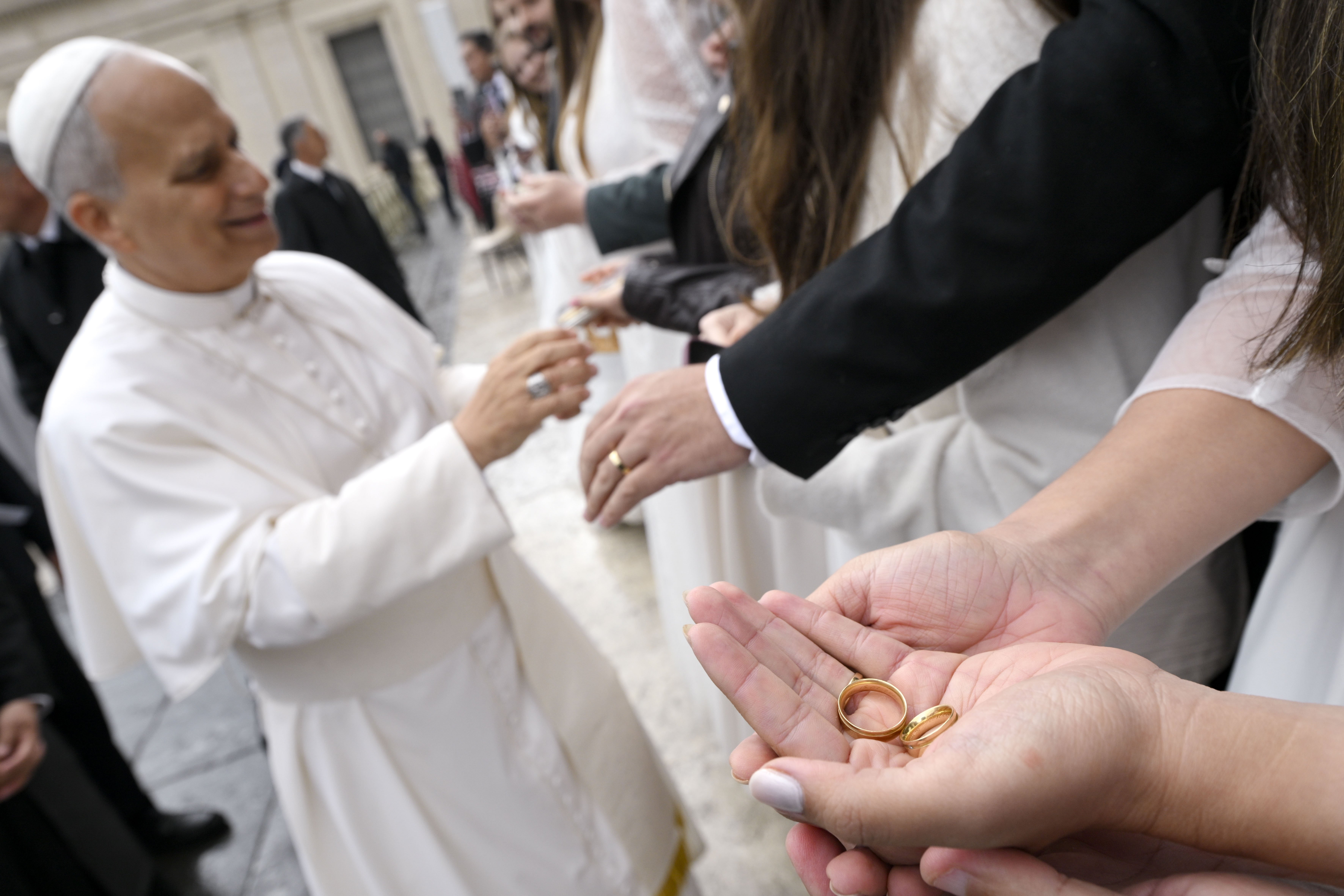 Pope Leo blesses newlyweds' wedding rings