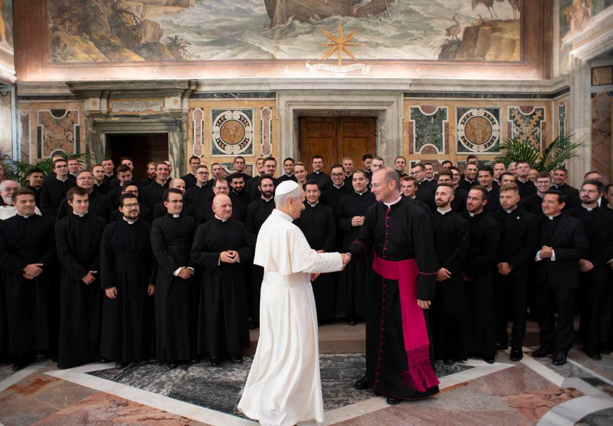 Pope Leo with the rector and seminarians from the Pontifical North American College