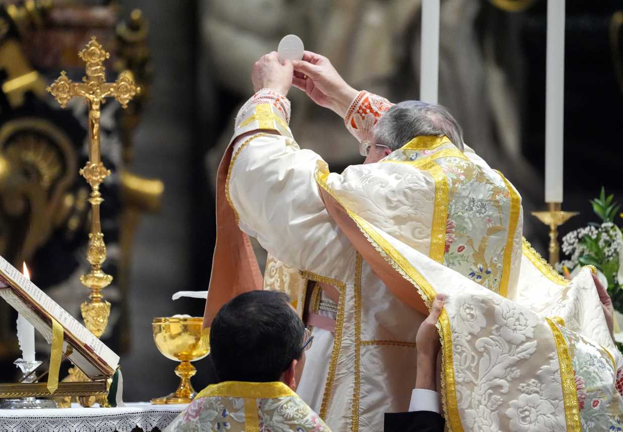 Cardinal Burke celebrates traditional Latin Mass at the Vatican