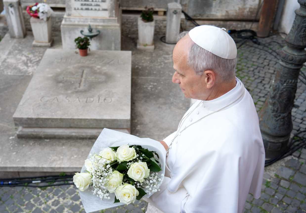 Pope Leo arrives with flowers for a tomb at Rome's Verano cemetery