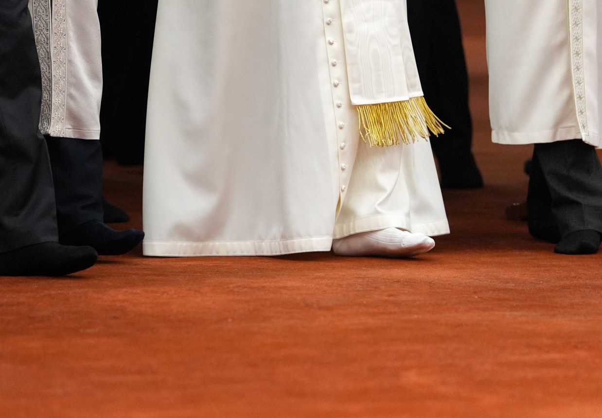 Pope Leo, having removed his shoes, visits Istanbul mosque