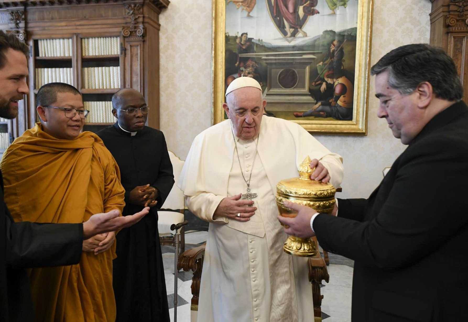 Interreligious dialogue leads to care for planet, pope tells Buddhists