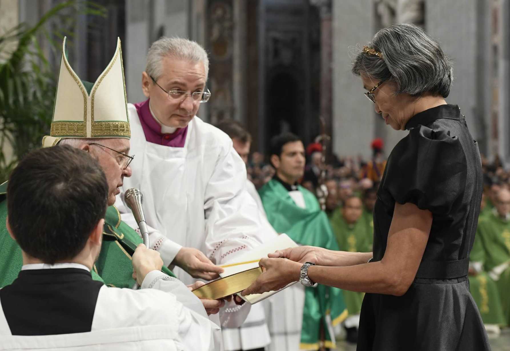 God's word, mercy must be shared with everyone, pope says
