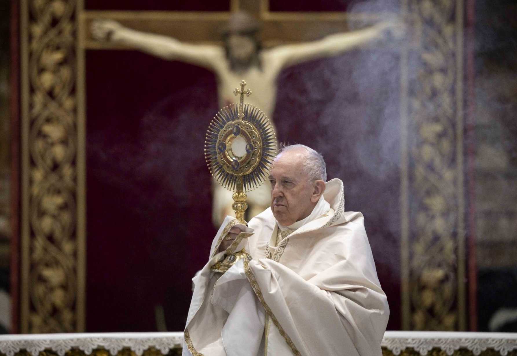 Mission begins by meeting Jesus in the Scriptures and Eucharist, pope says