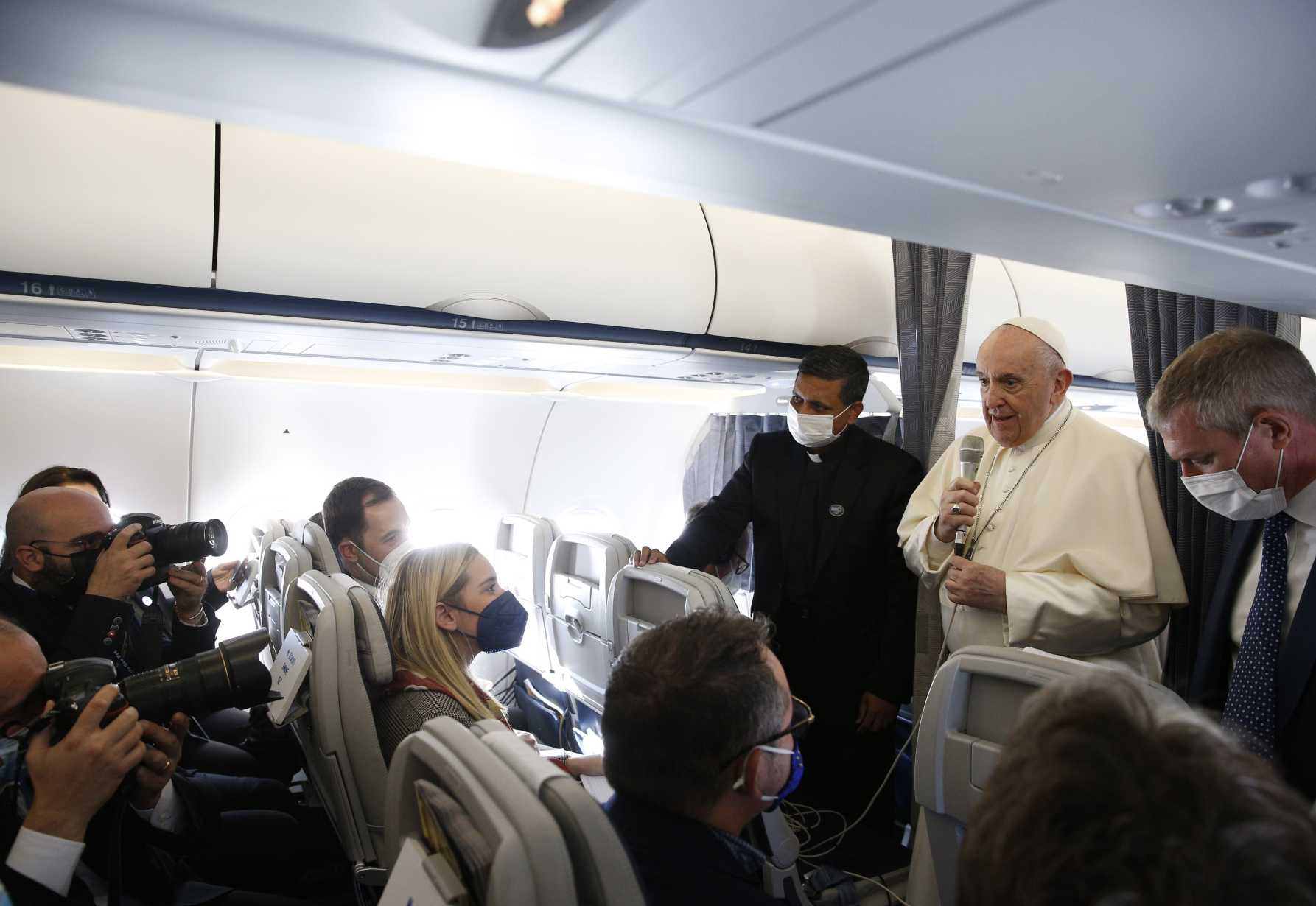 'Noble profession' of journalism must convey the truth, pope says