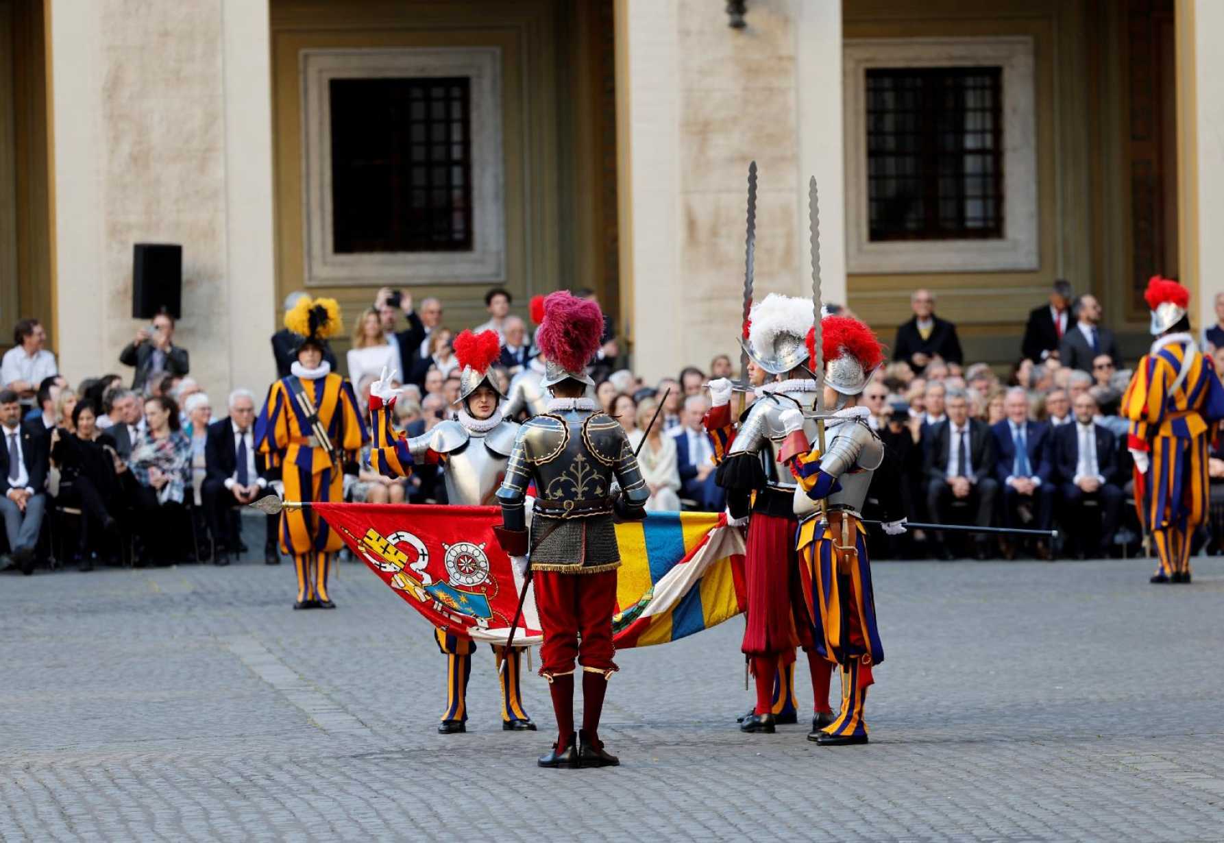 Every moment is a chance to live the Gospel, pope tells new Swiss Guards