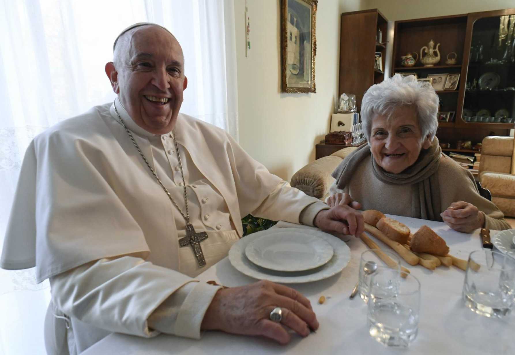Pope: Visit grandparents, elderly, bring joy to their hearts