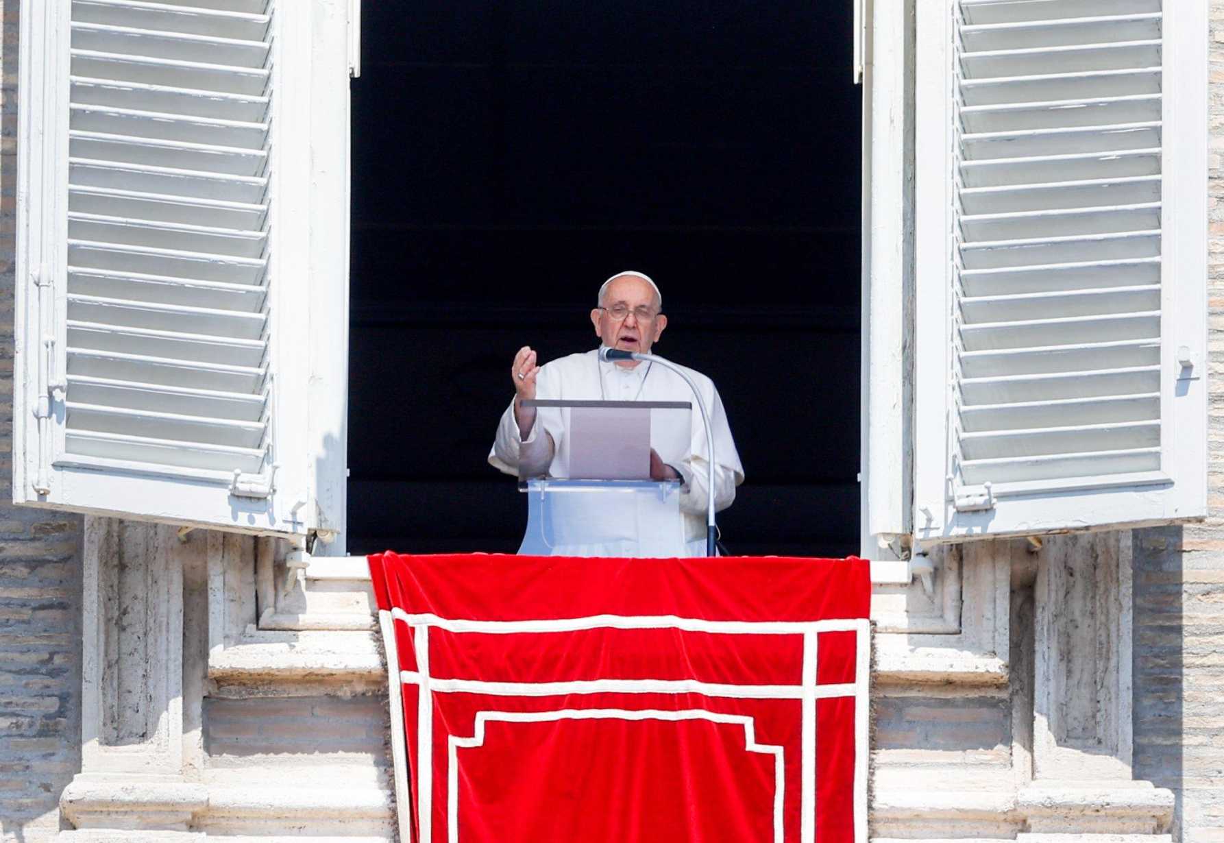 Pope entrusts prayers for peace to Mary, assumed into heaven