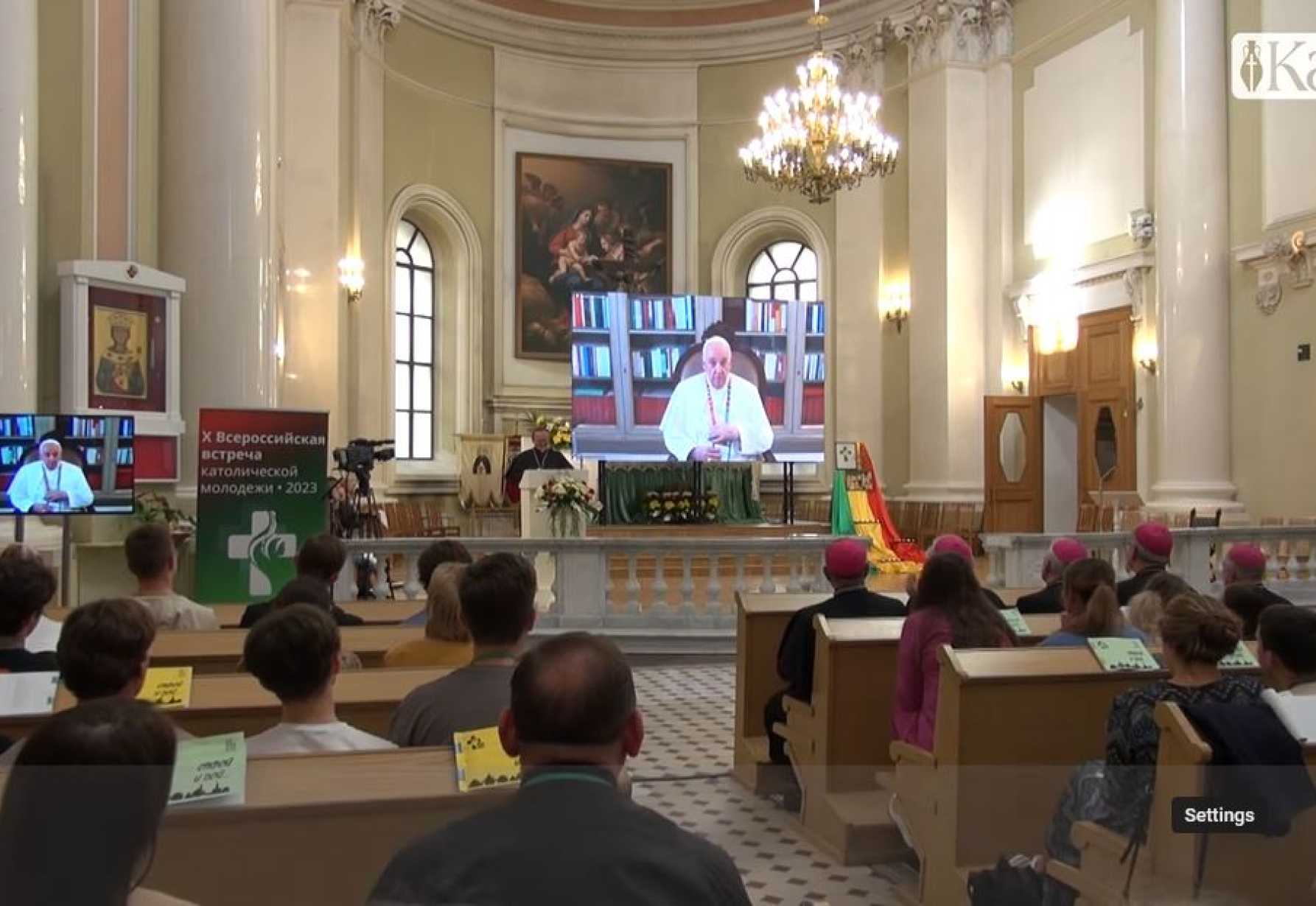 Pope, urging young Russians to be proud of their heritage, stirs controversy
