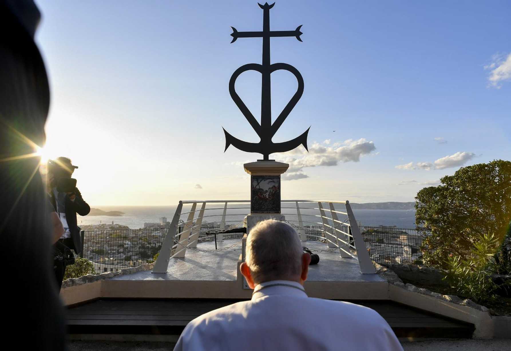 People have a duty to save migrants in danger of drowning, pope says