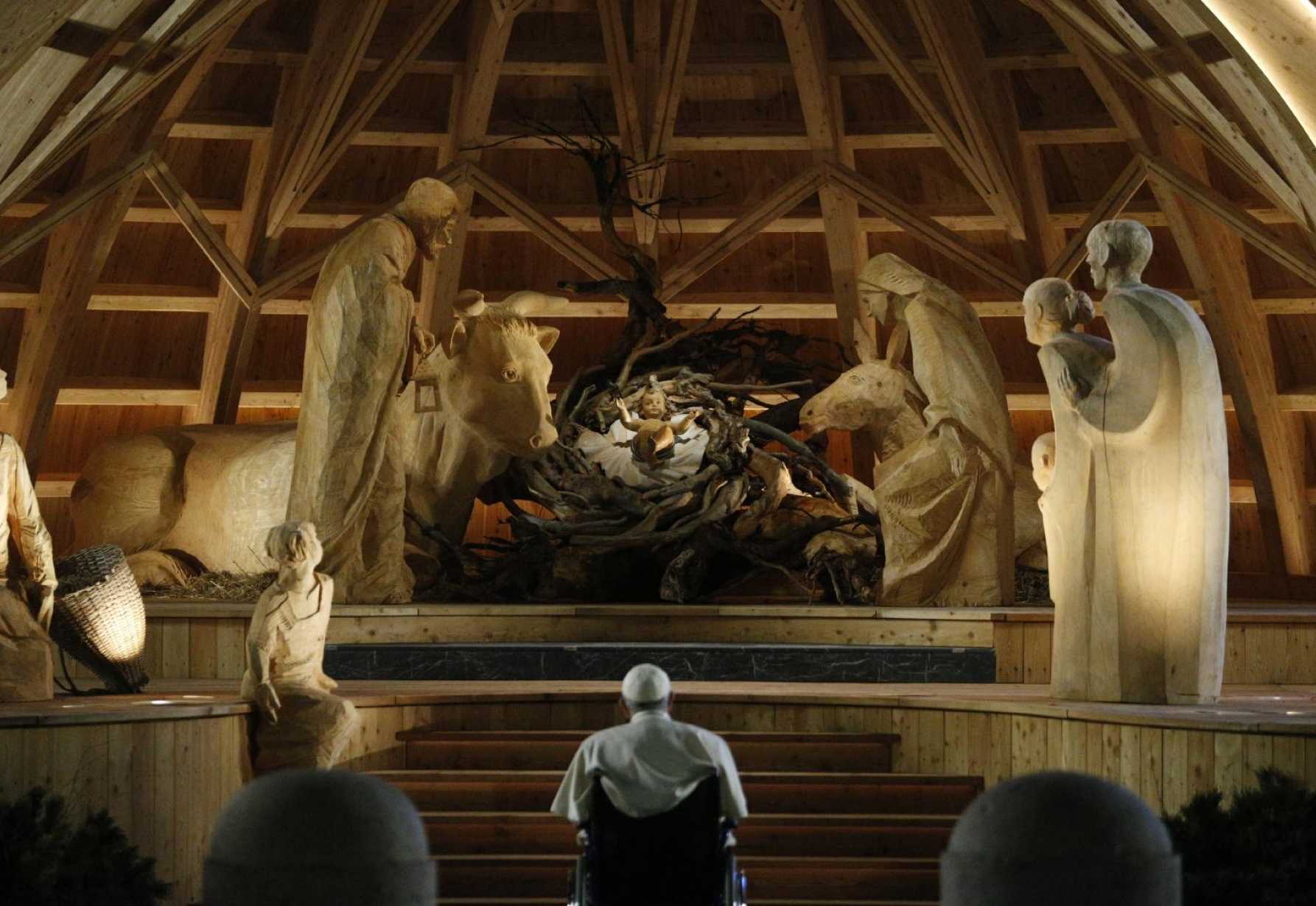 Pope: Contemplate greatness of God's love in simplicity of a crèche