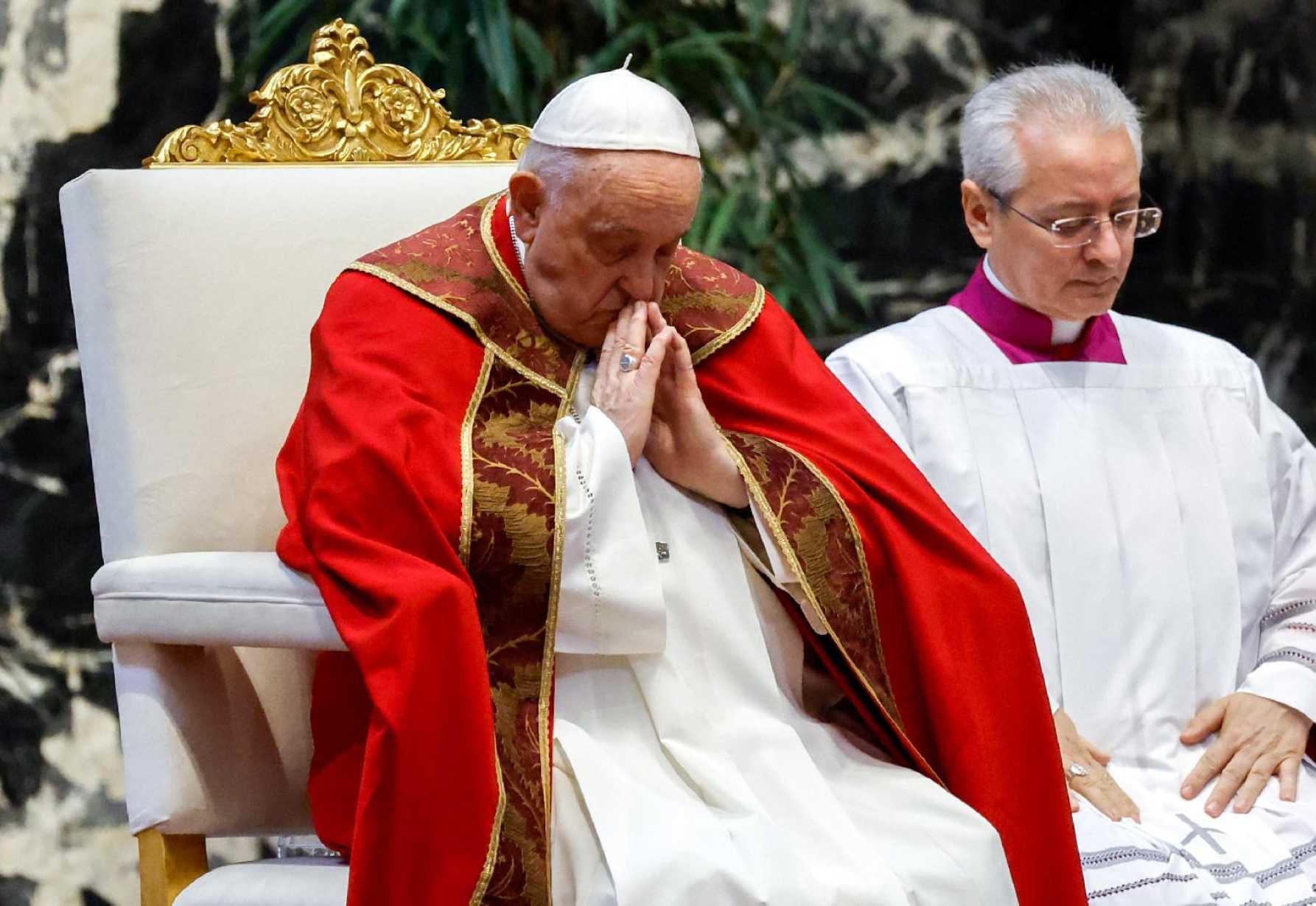 Jesus loves those who put their trust in him, pope says at memorial Mass