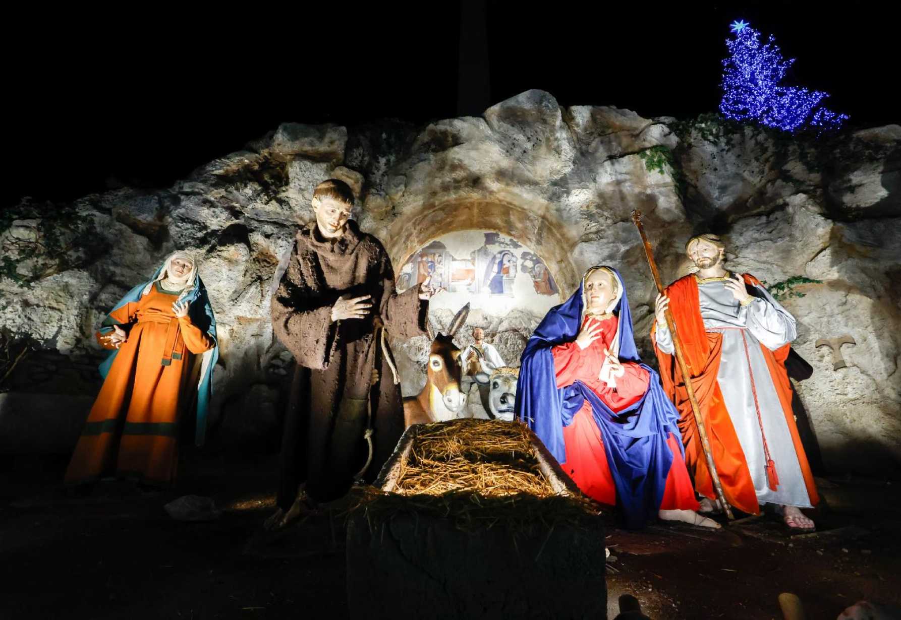 Pope marks 800th anniversary of Nativity scene, asks prayers for Holy Land