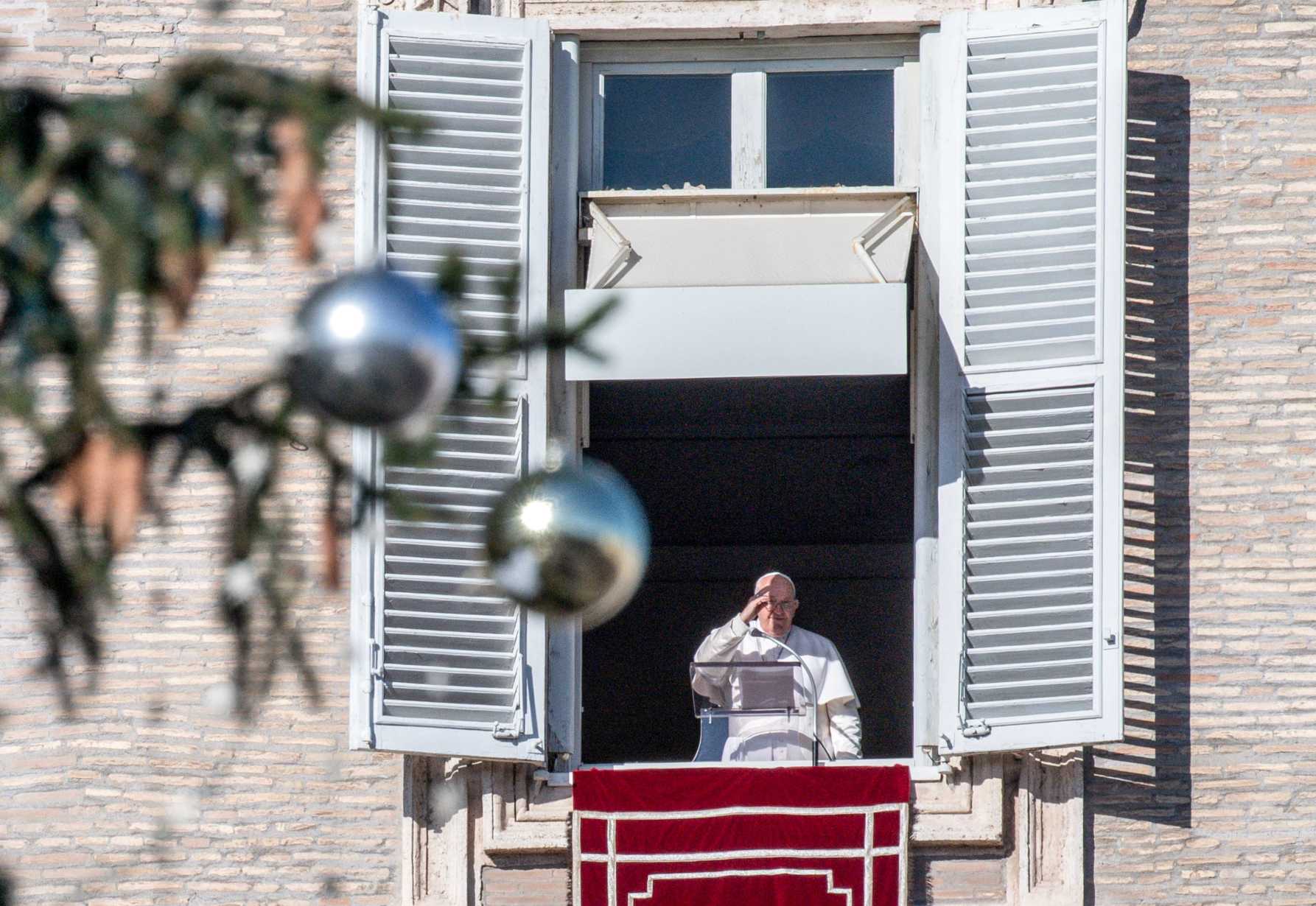 Disconnecting from social media 'essential' to Christian life, pope says