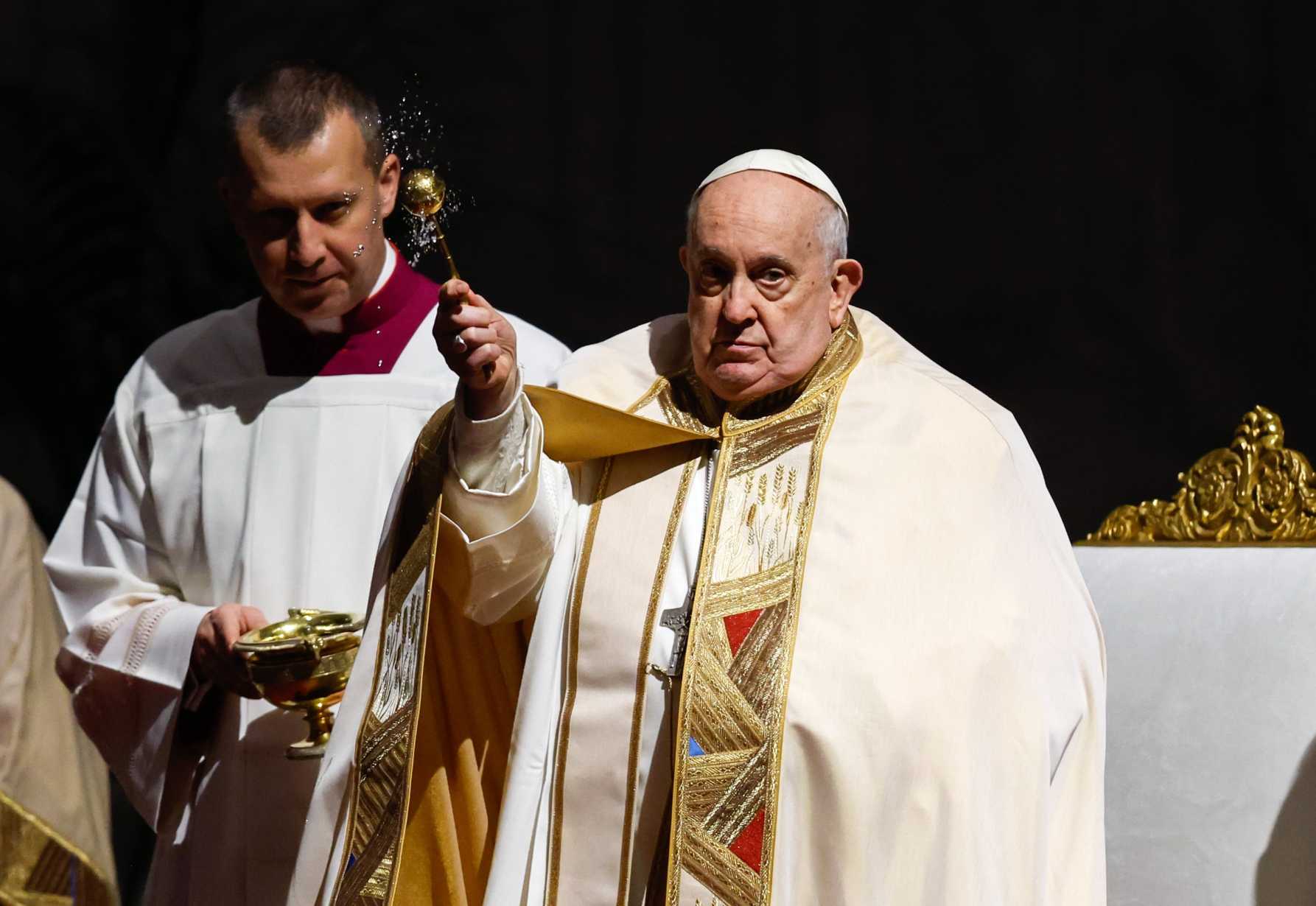 Waiting, not worldliness, leads to the Lord, pope tells religious