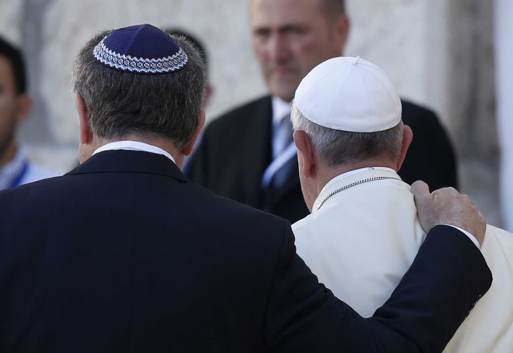 Pope, in letter to Jews in Israel, condemns antisemitism as a sin