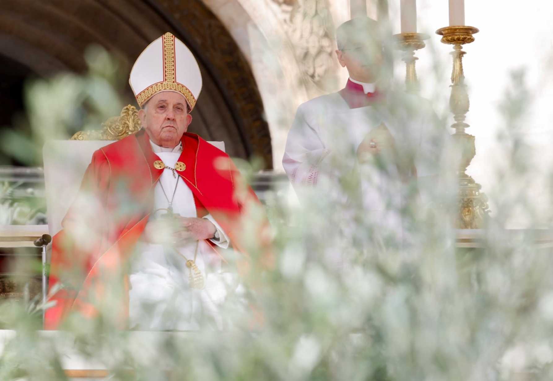 On Palm Sunday, pope prays people open hearts to God, quell all hatred