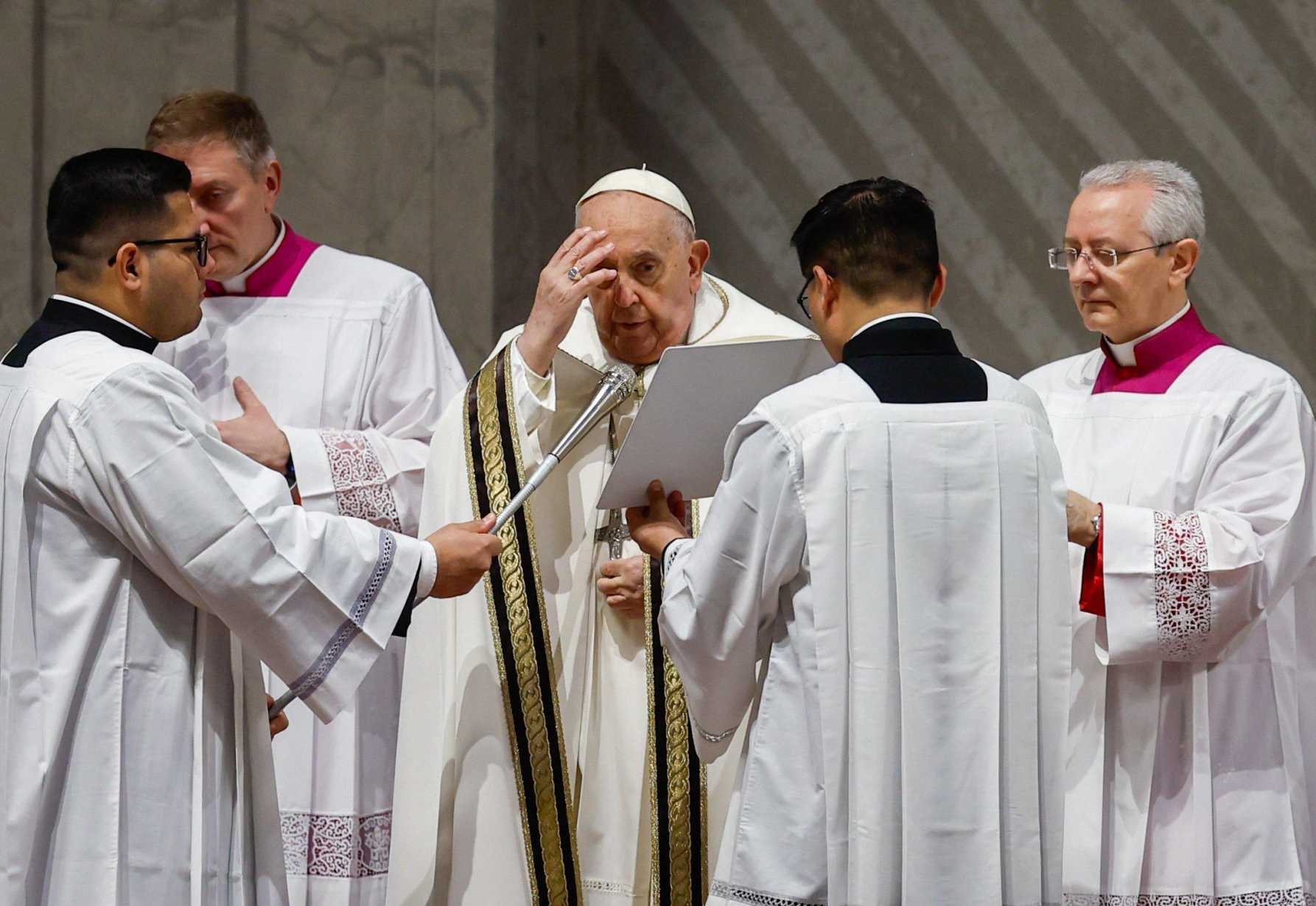 Let 'tears of repentance' flow, pope tells priests at chrism Mass