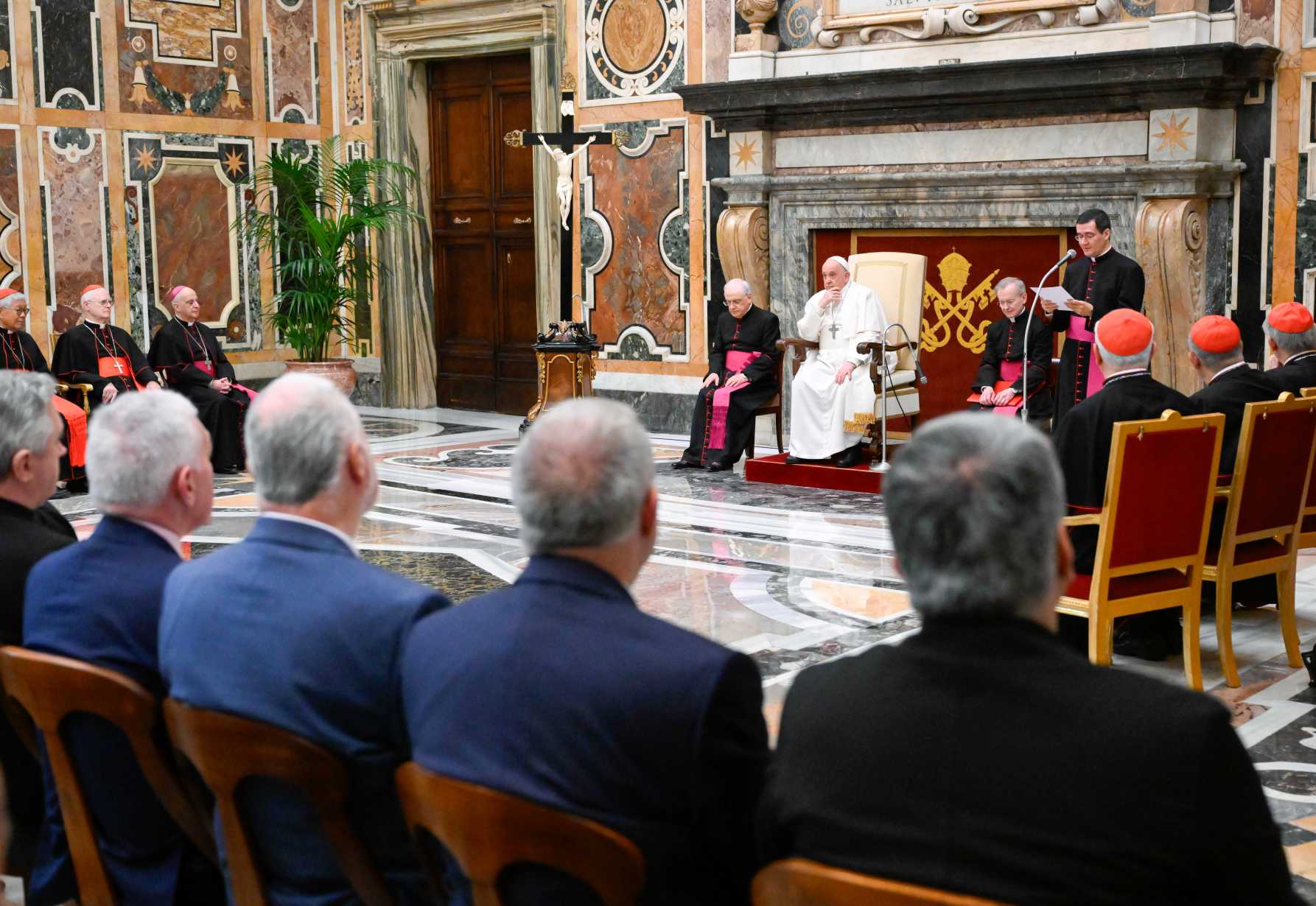 Family, community, are key to overcoming secularism, pope says