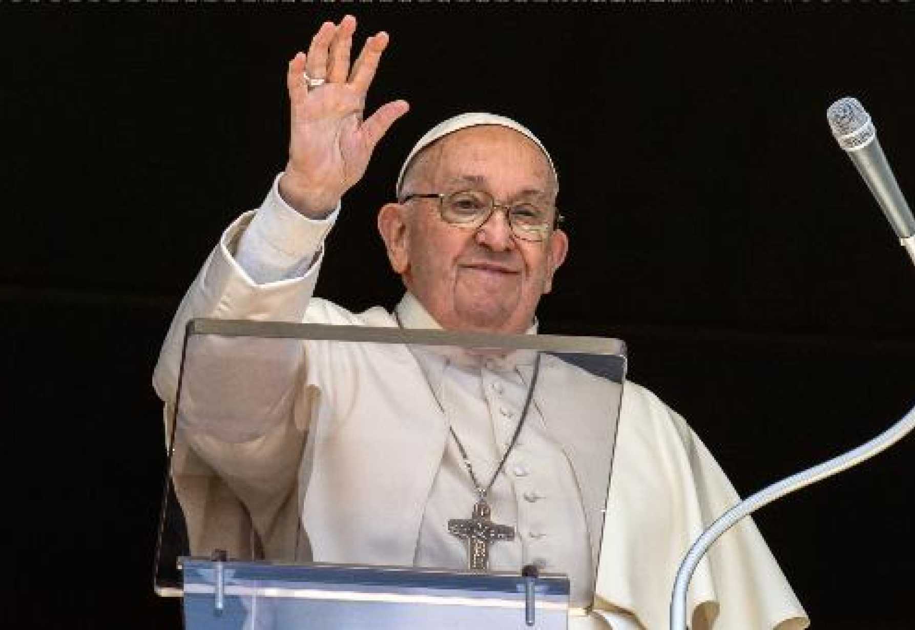 Jesus laid down his life out of love for each person, pope says