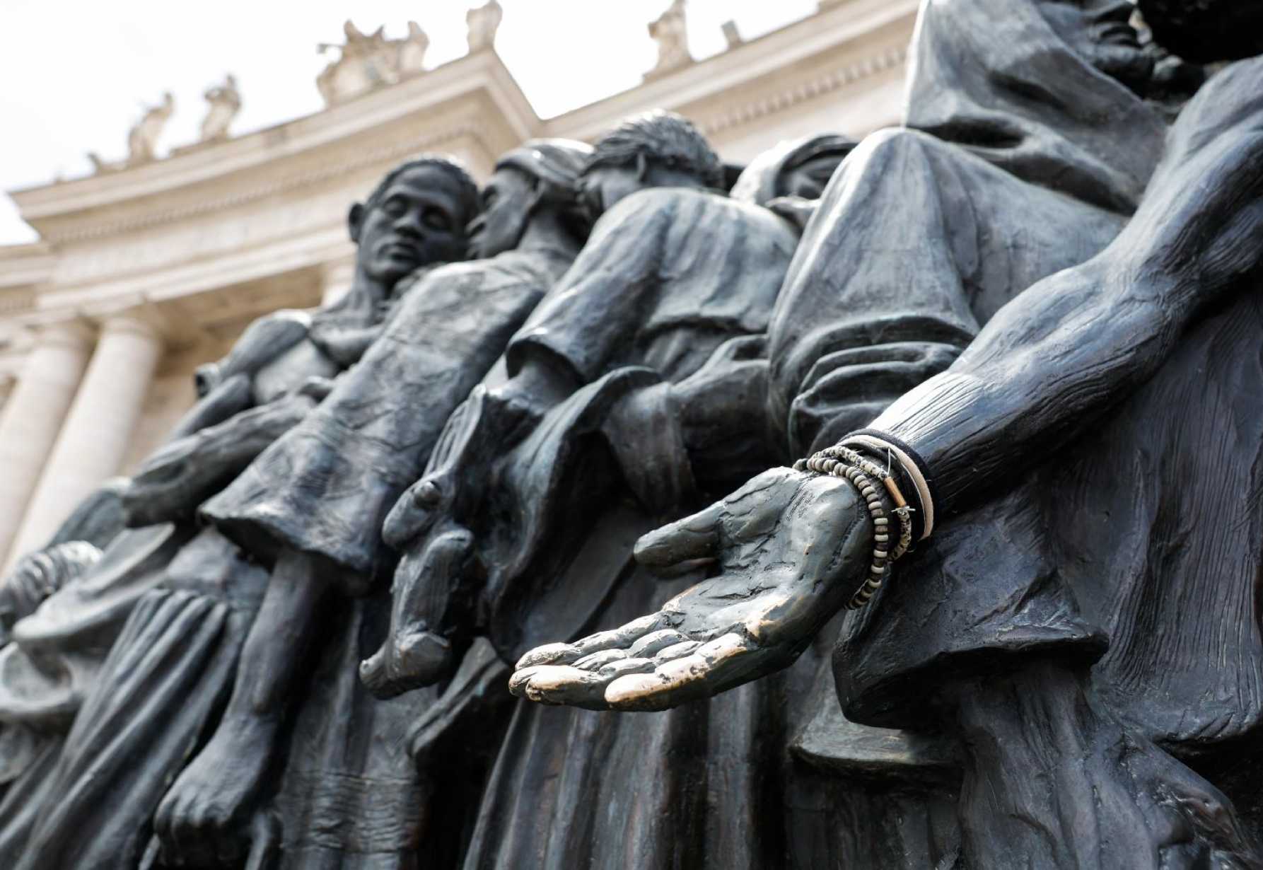 Encountering a migrant is encountering Christ, pope says in message